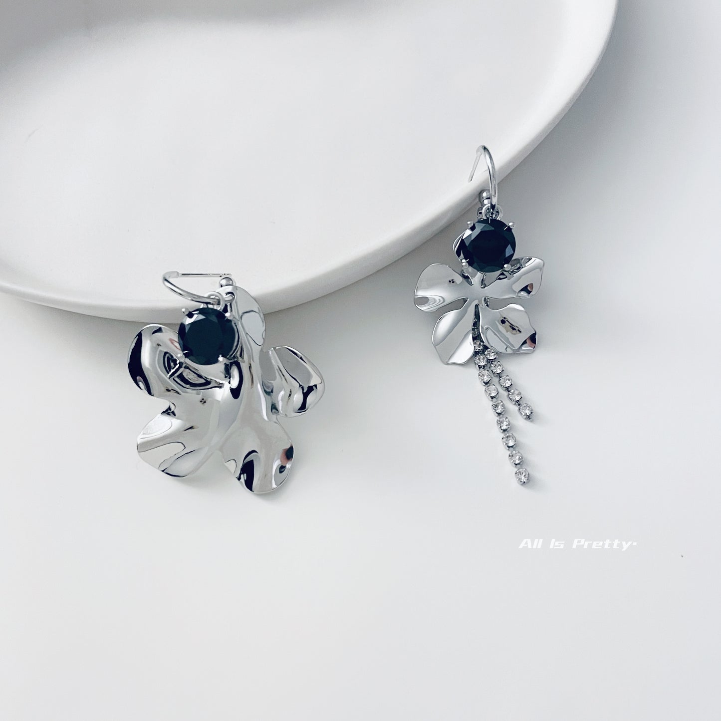 Unbalanced flower earrings