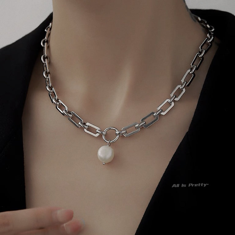 Square chain pearl pendant necklace