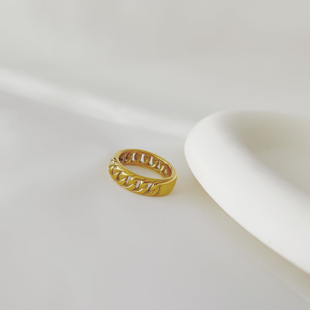 Minimal Twist Gold Ring
