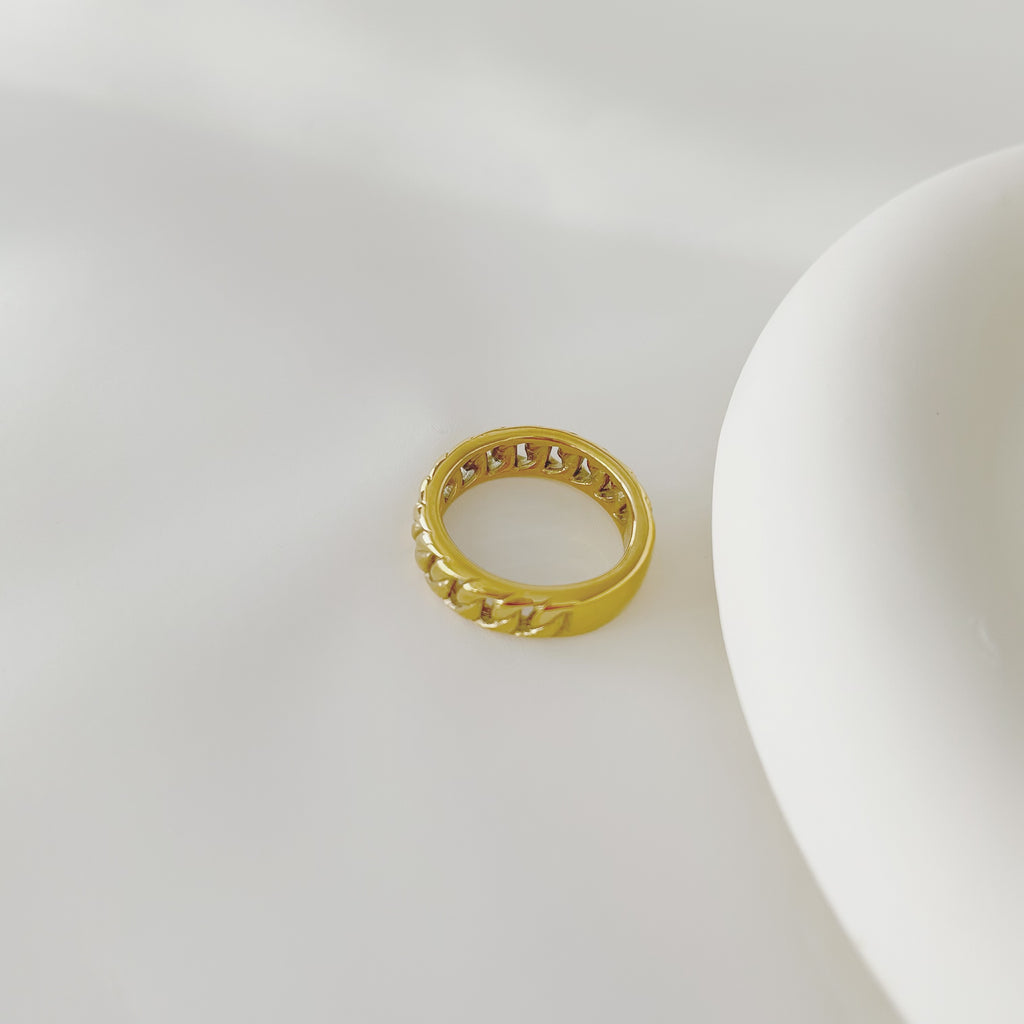 Minimal Twist Gold Ring