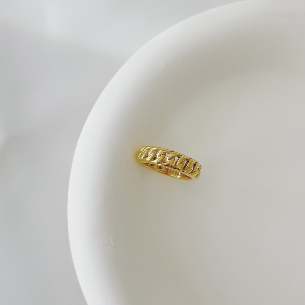 Minimal Twist Gold Ring