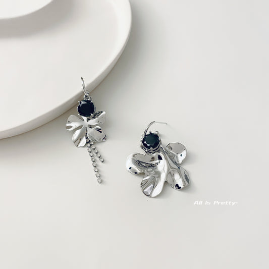 Unbalanced flower earrings