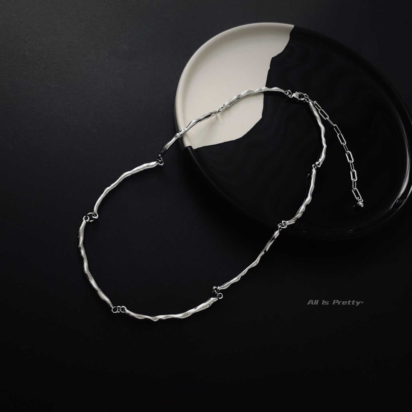 Irregular link chain necklace