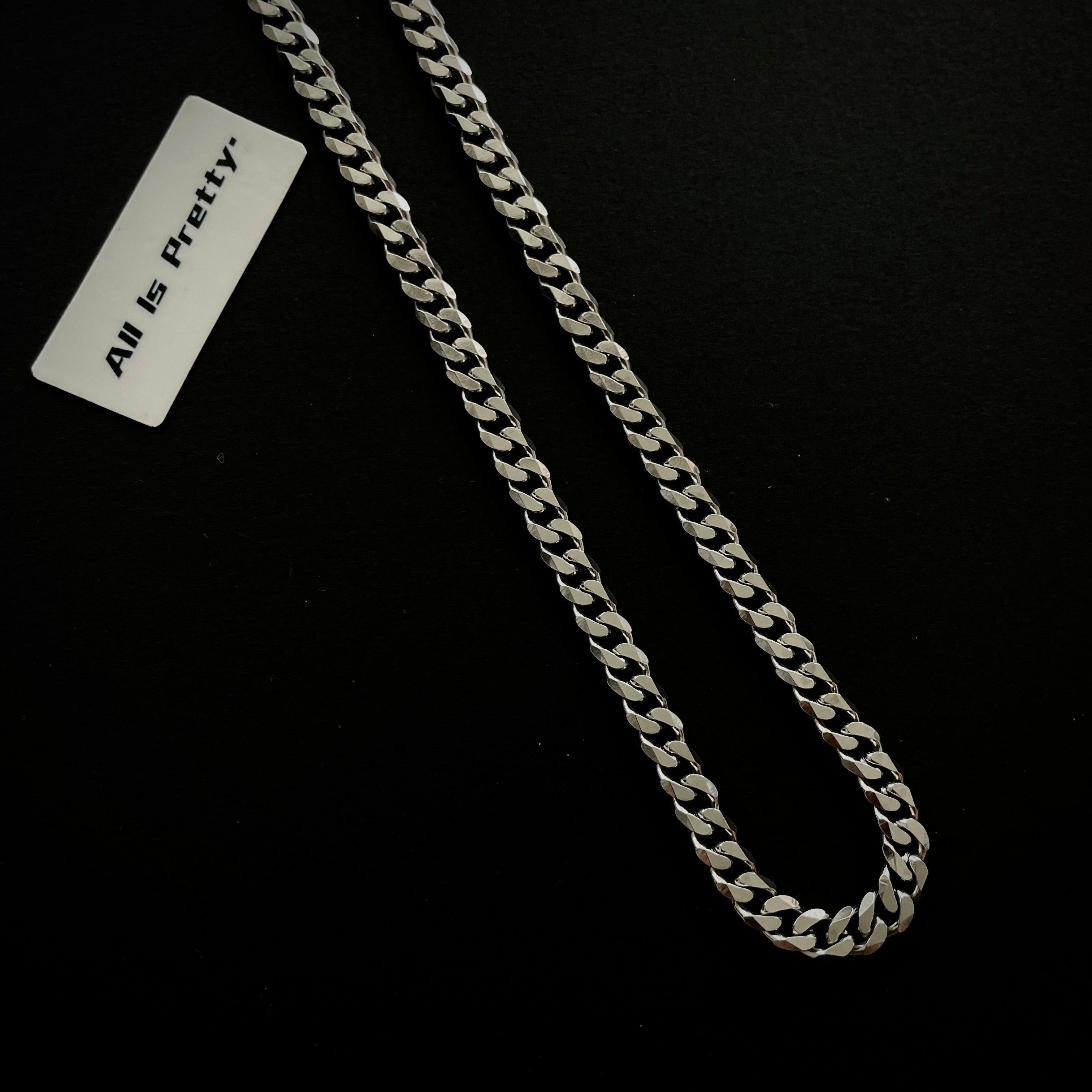 Narrow curb chain