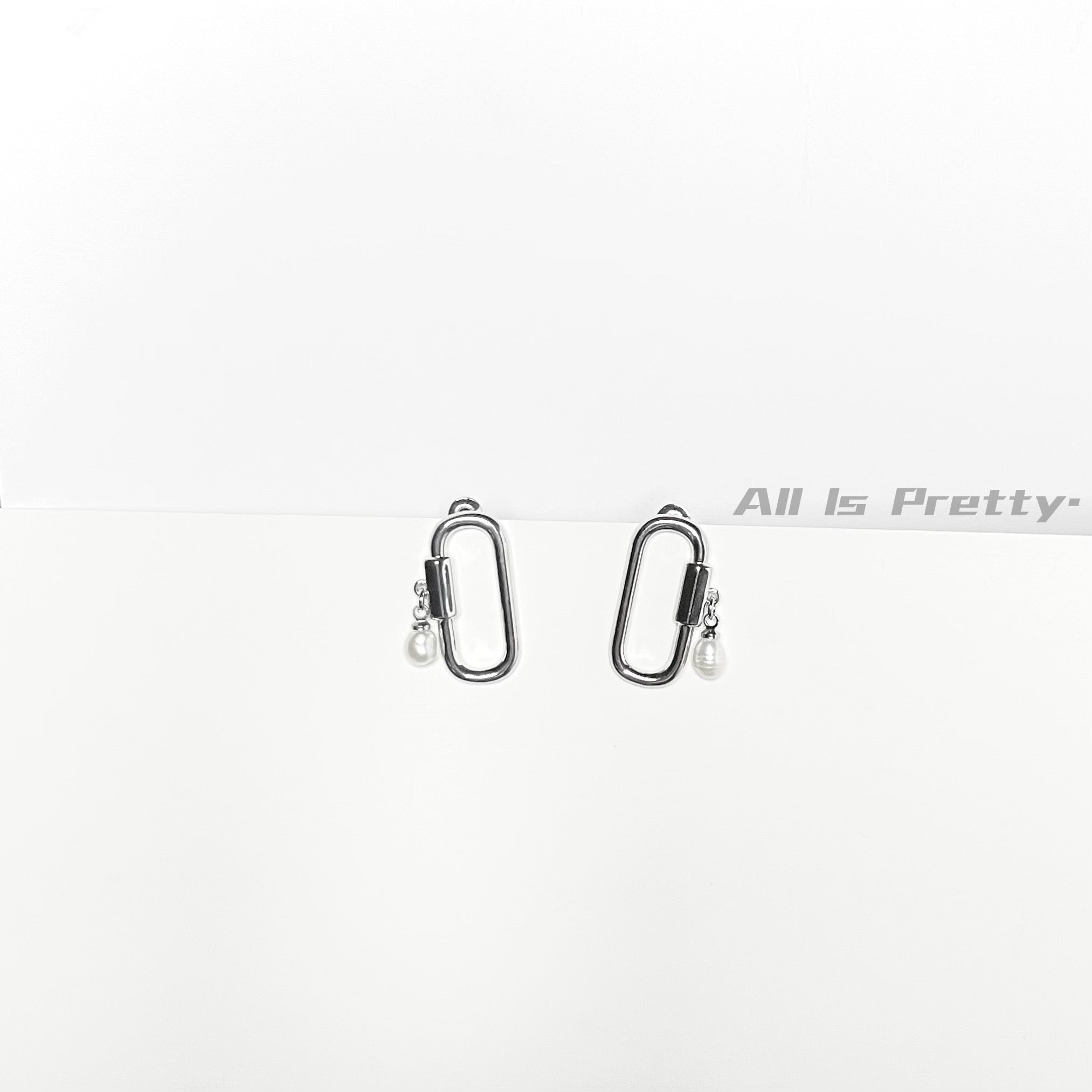 Stylish link studded earrings