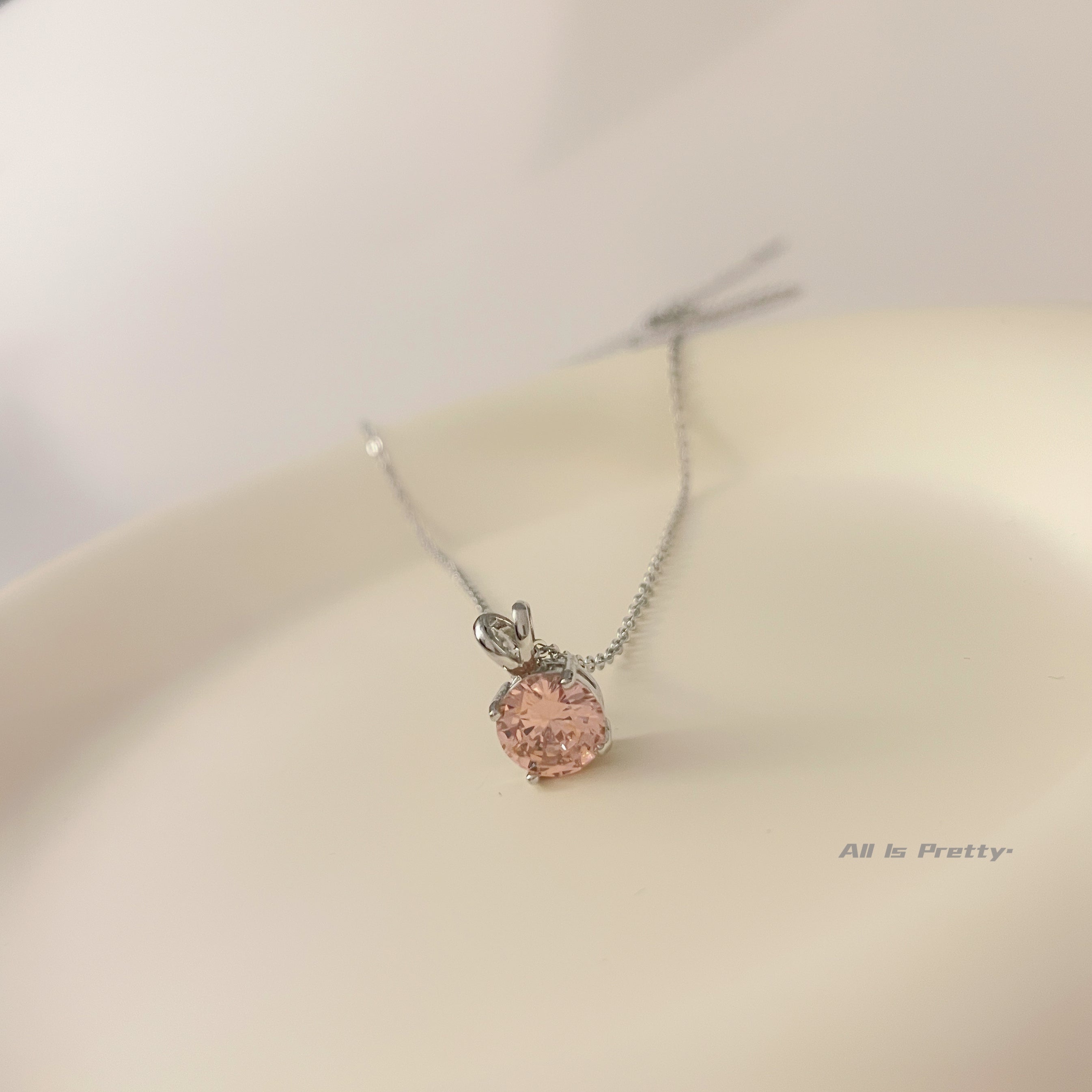 Color crystal pendant necklace