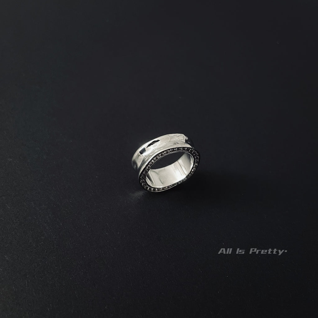 Crystal textured band ring