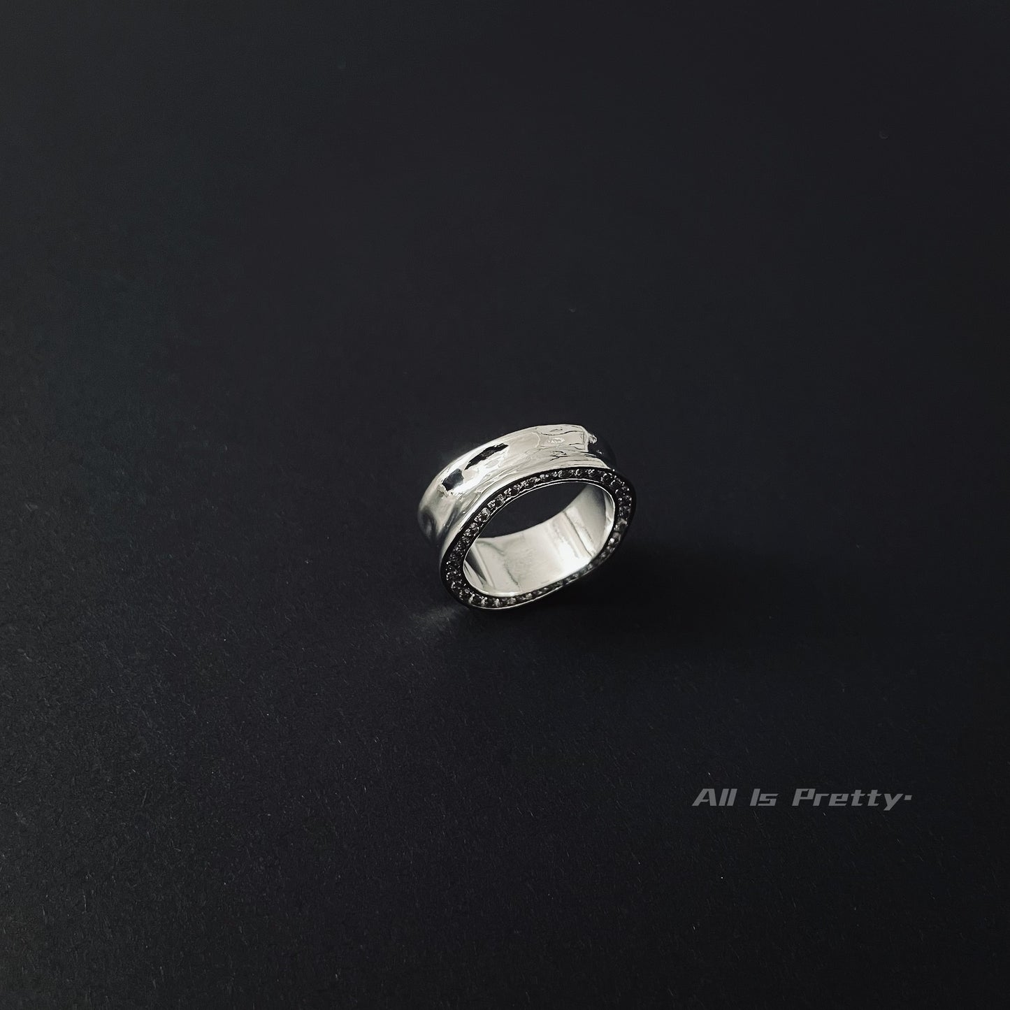 Crystal textured band ring