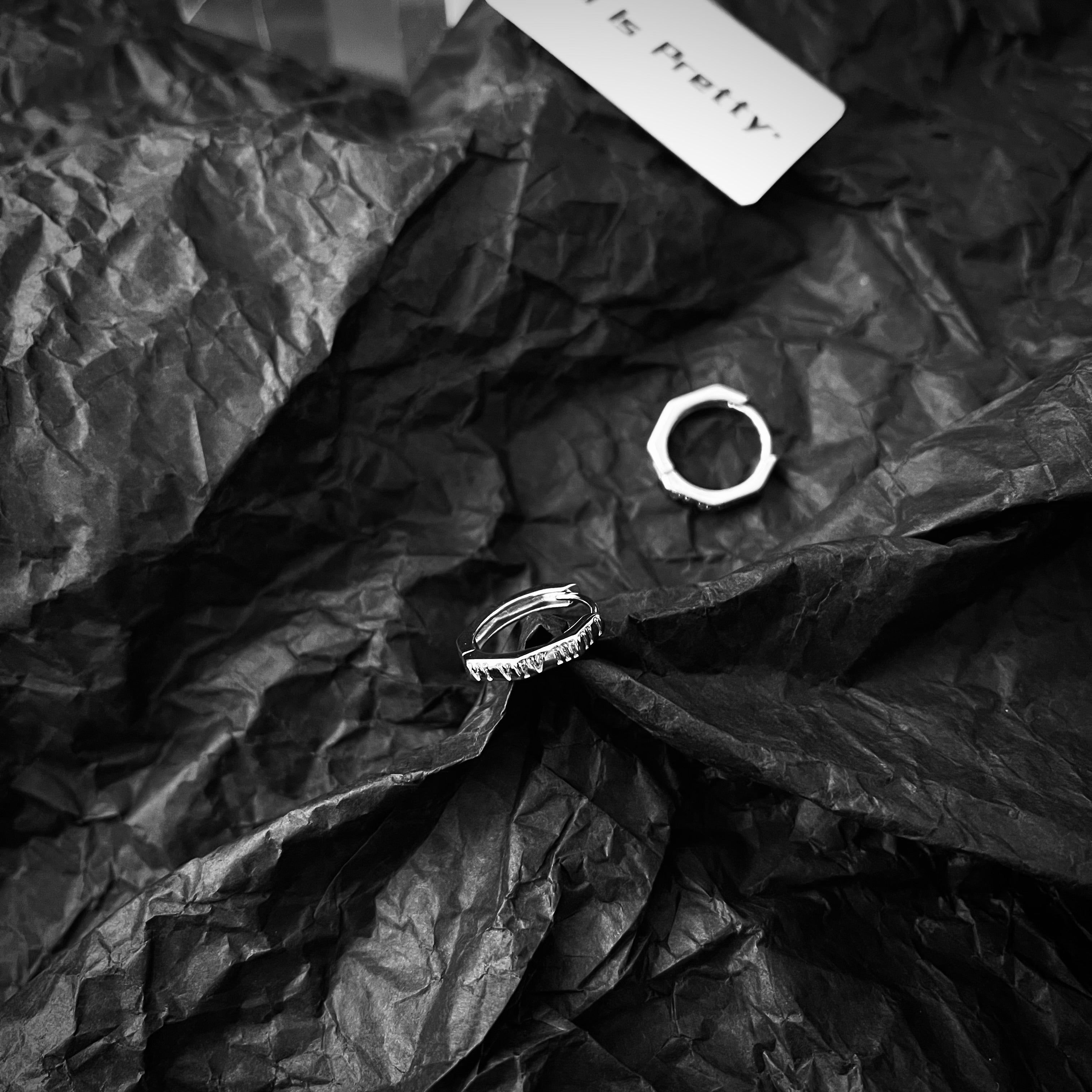 Carved letter mini hoop silver earring(single)