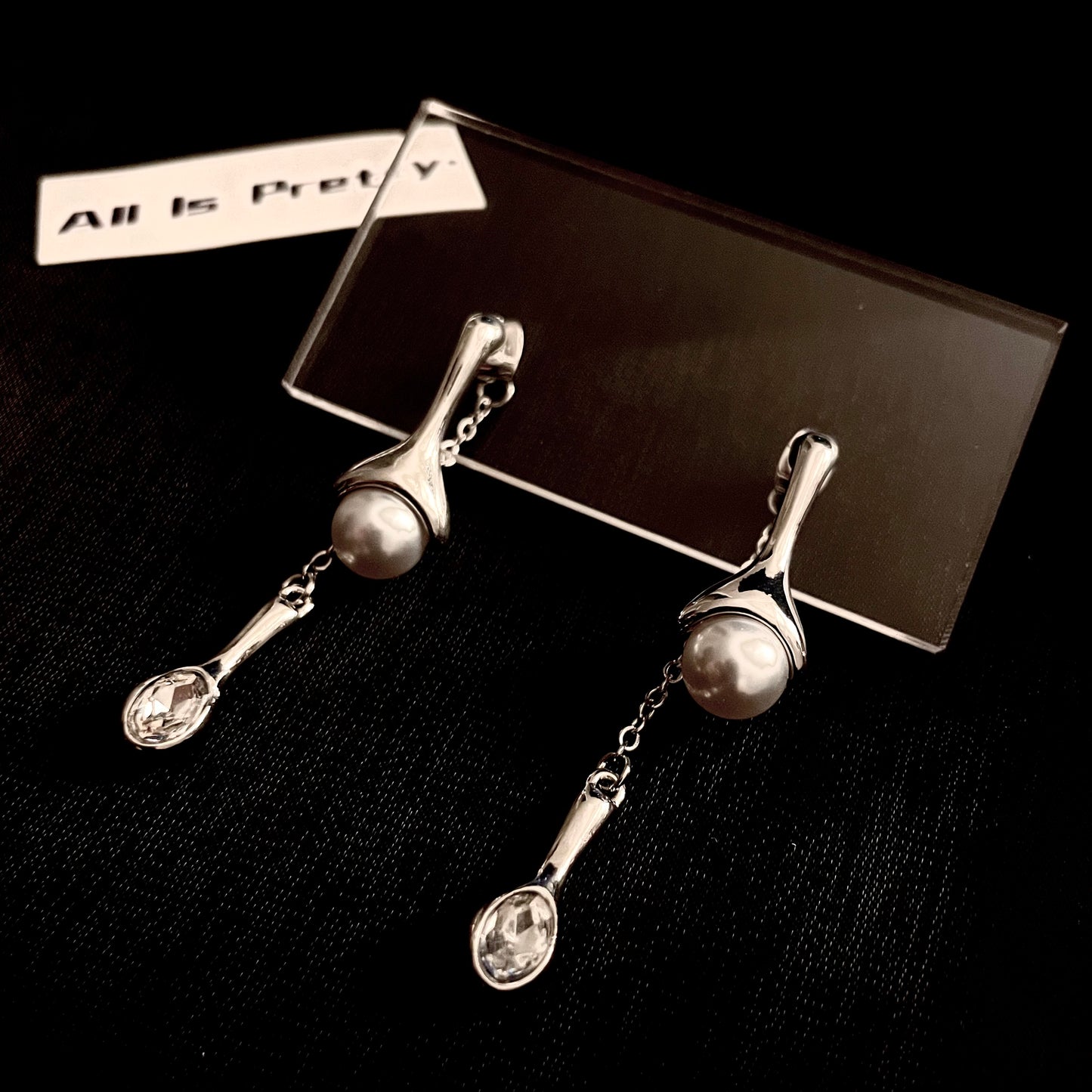 Stylish tear drop pearl earrings