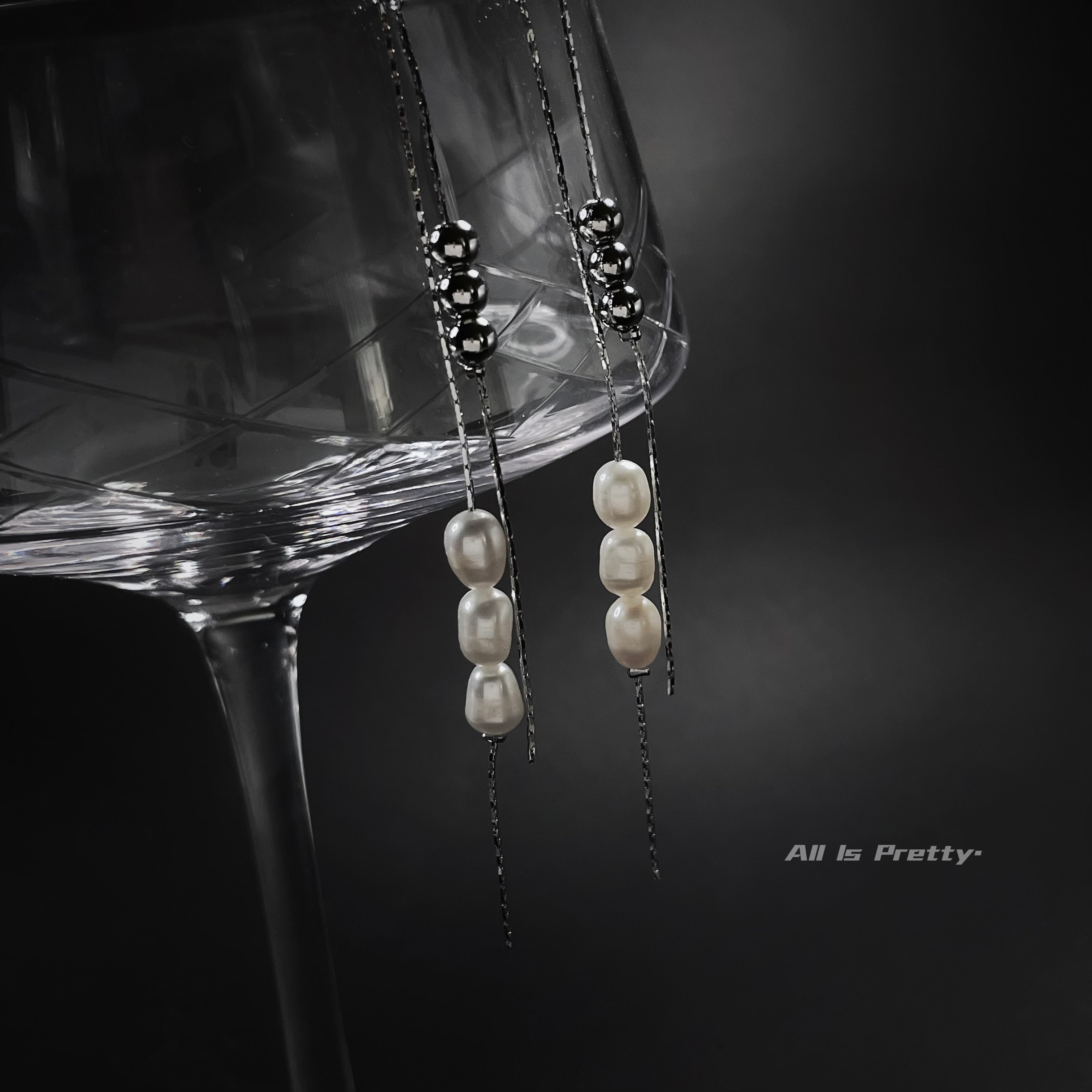 Pearls dropped earrings