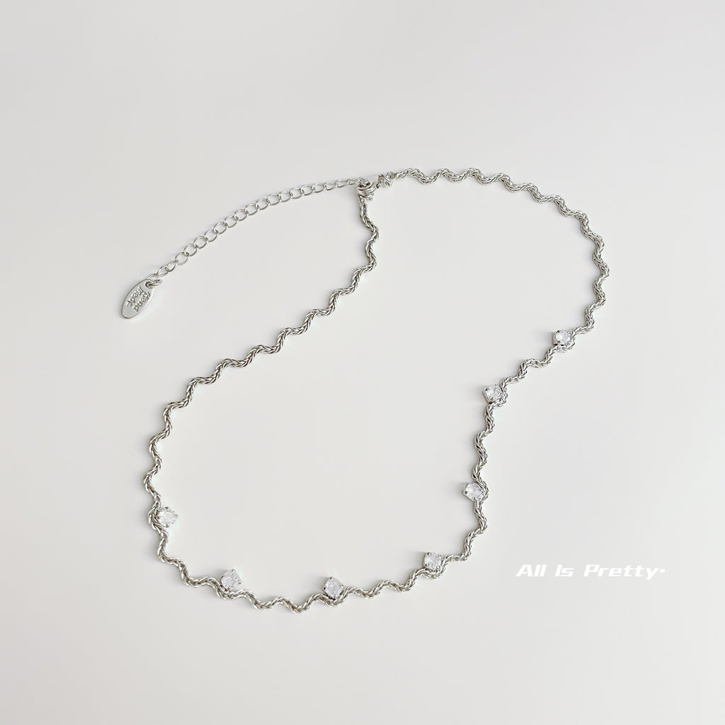 Wave pattern chain necklace