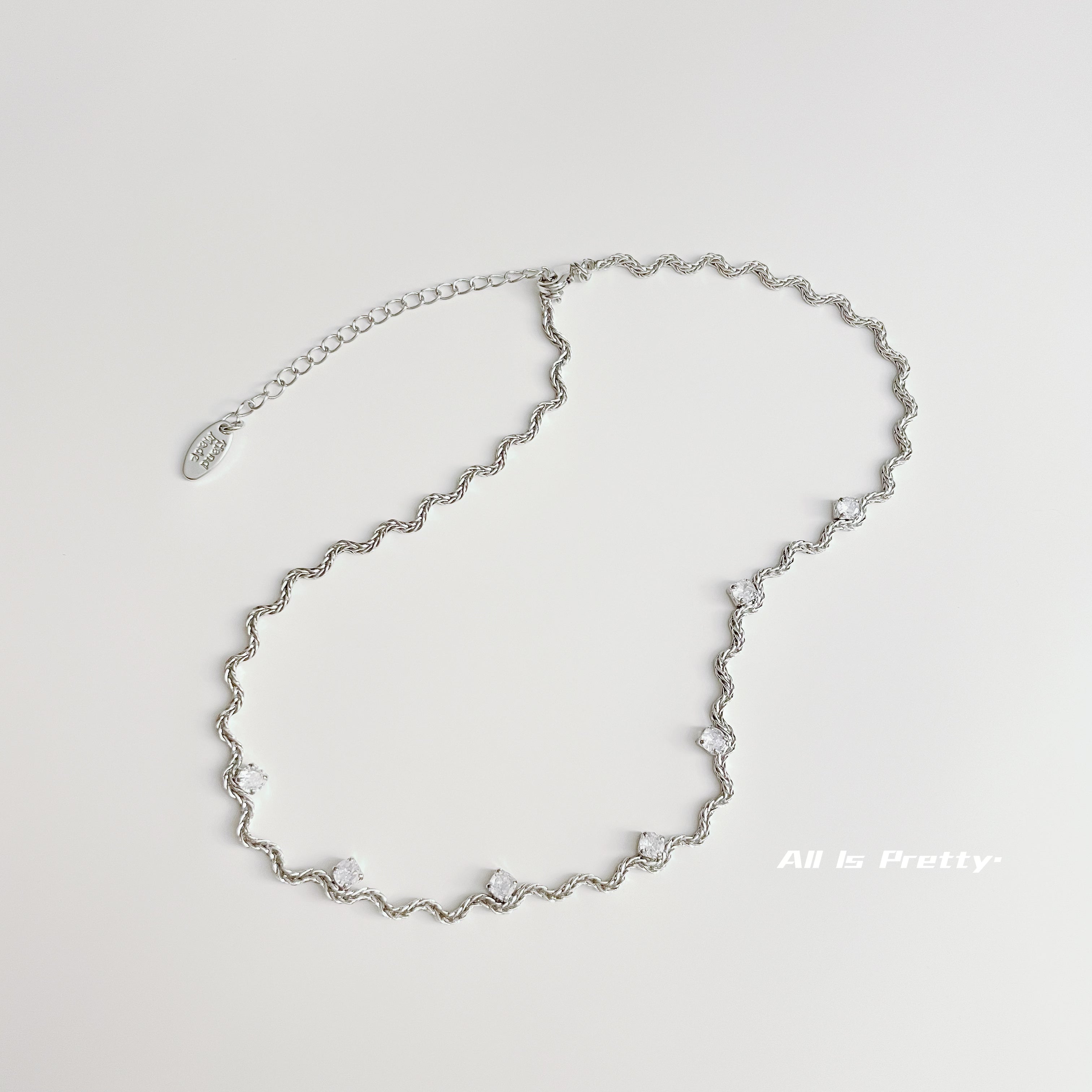 Wave pattern chain necklace