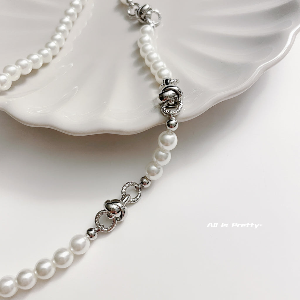 Pearl linked necklace
