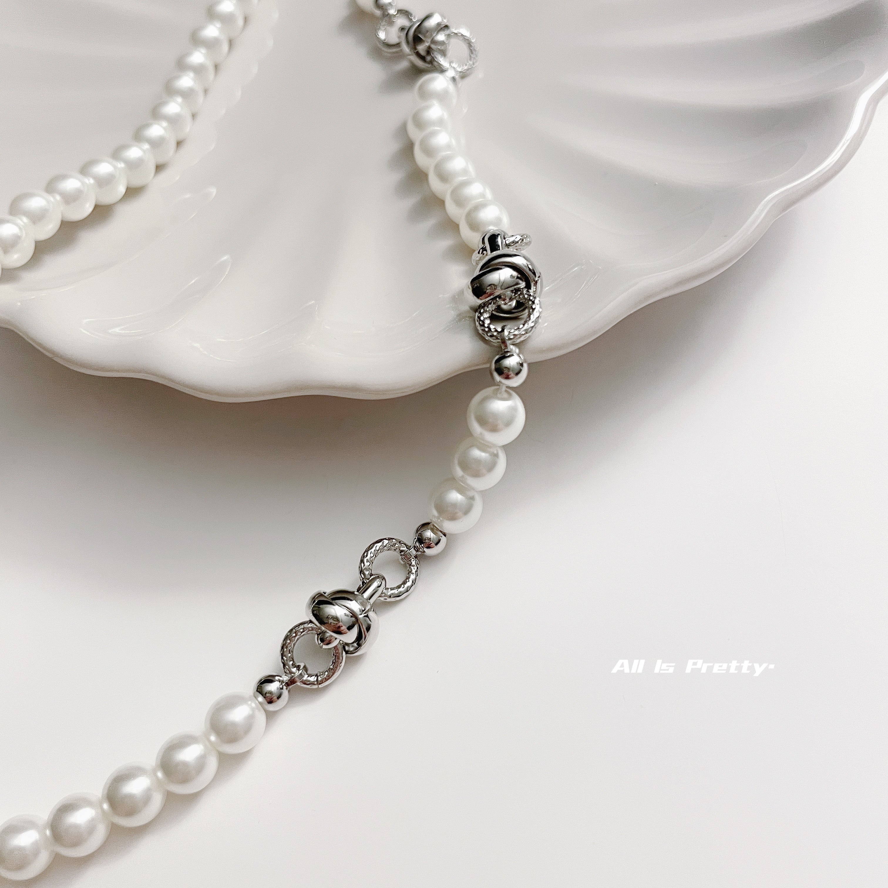 Pearl linked necklace