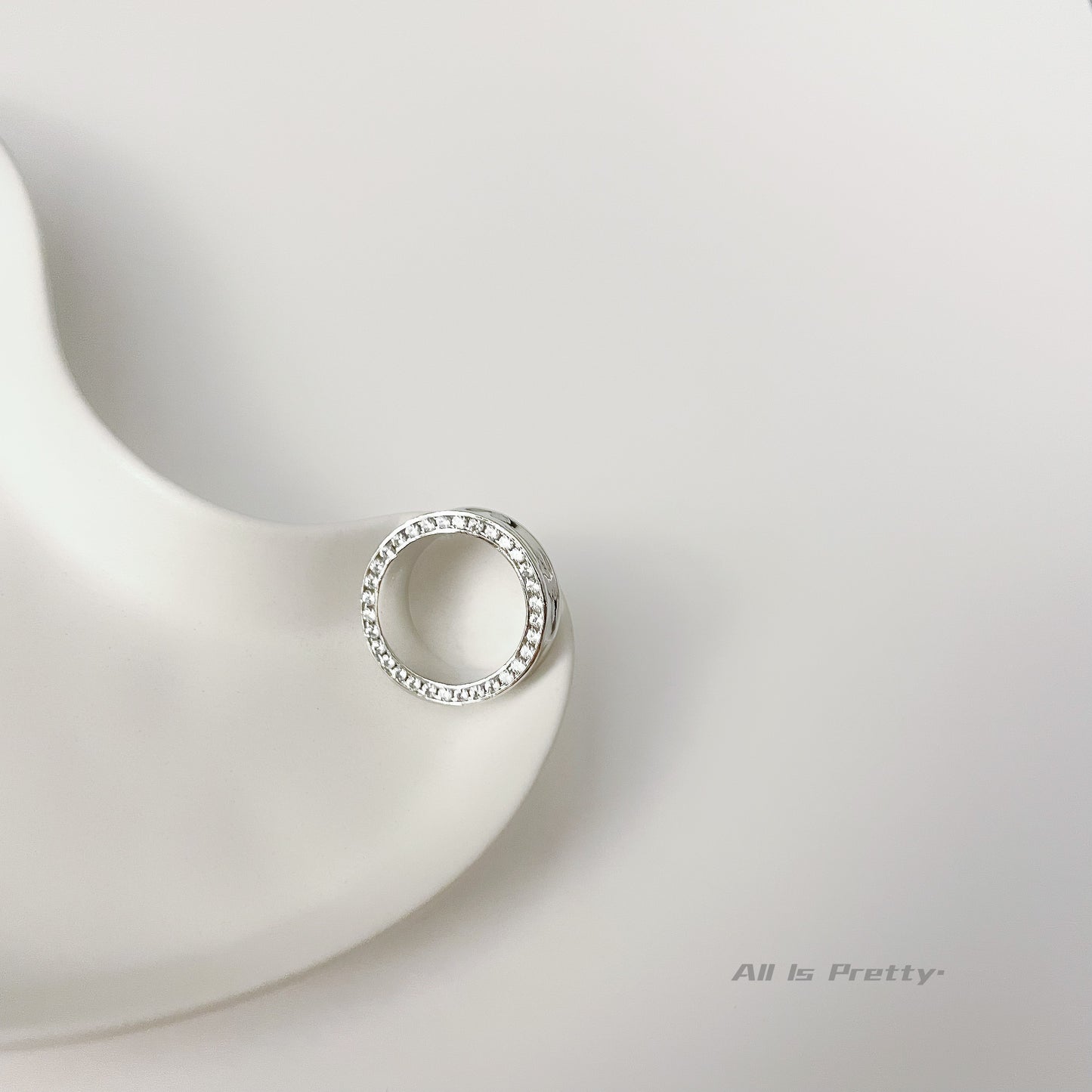 Crystal textured band ring