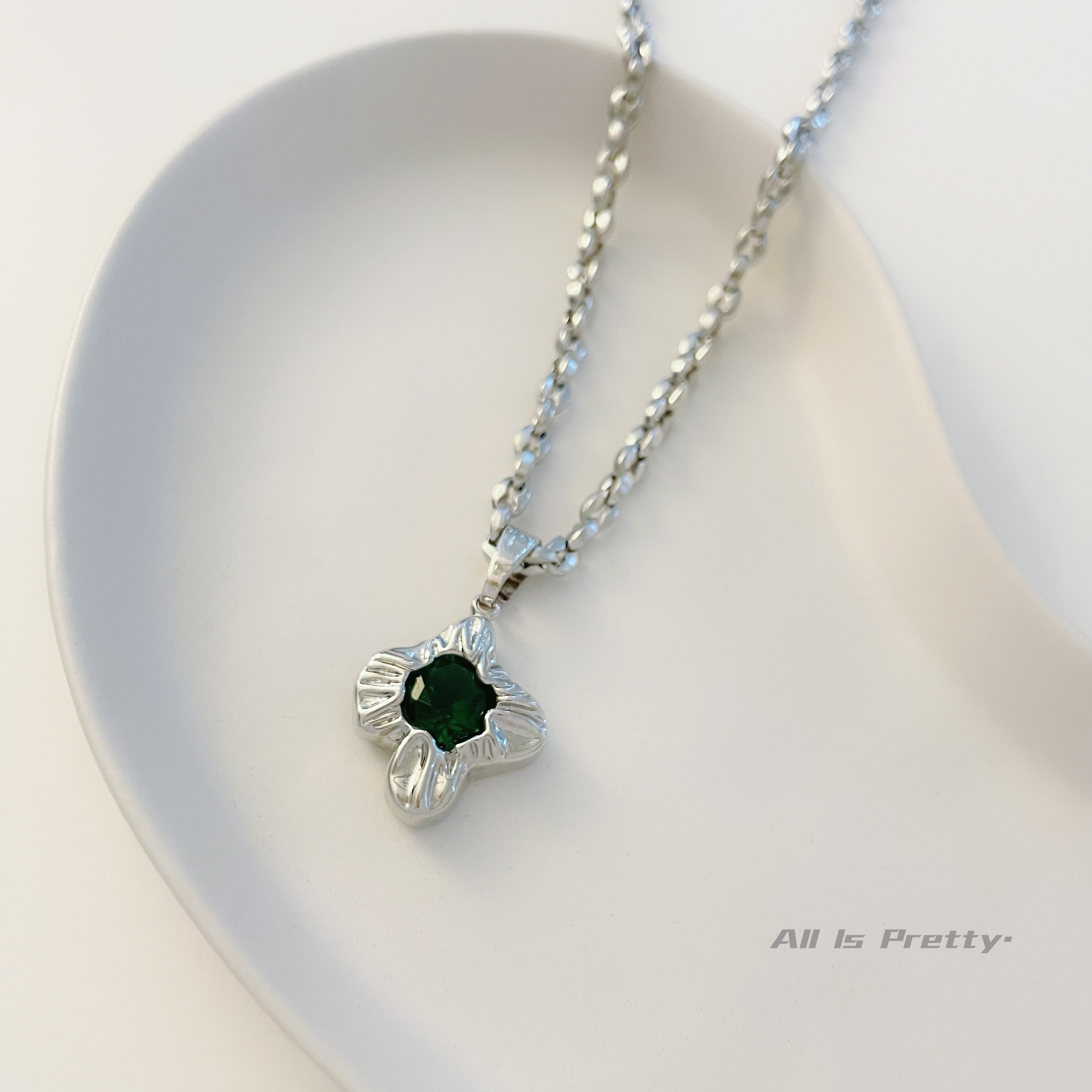 Sculpture pendant chain necklace