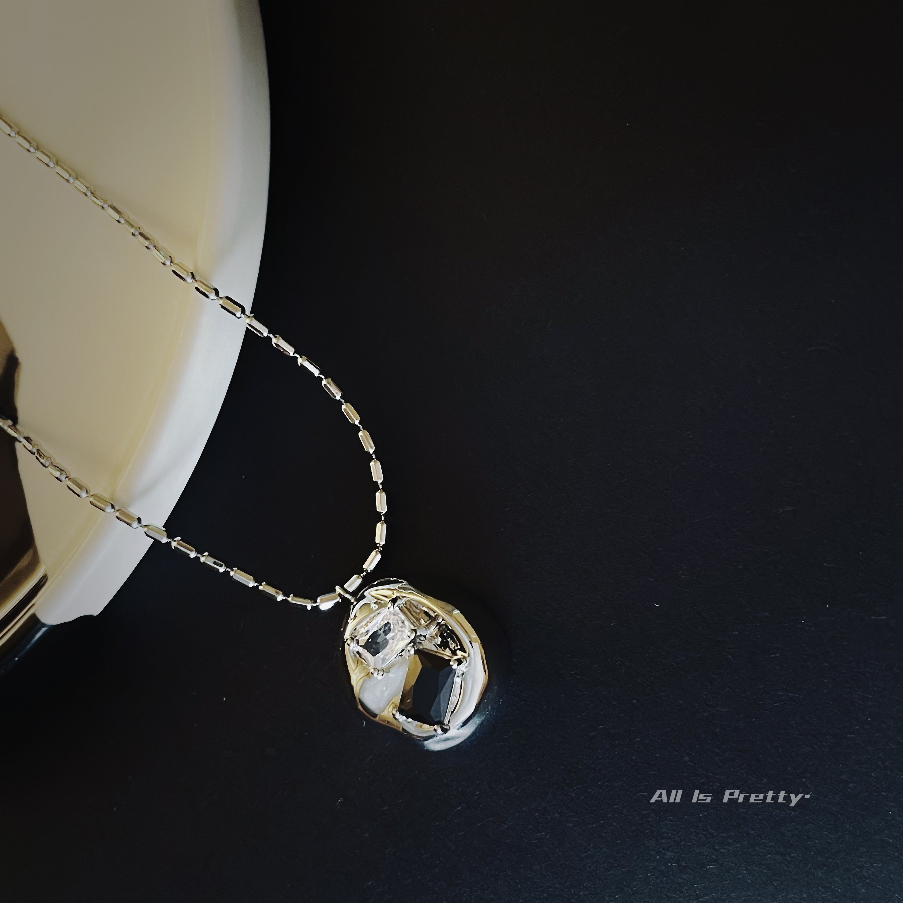 Crystal pendant necklace
