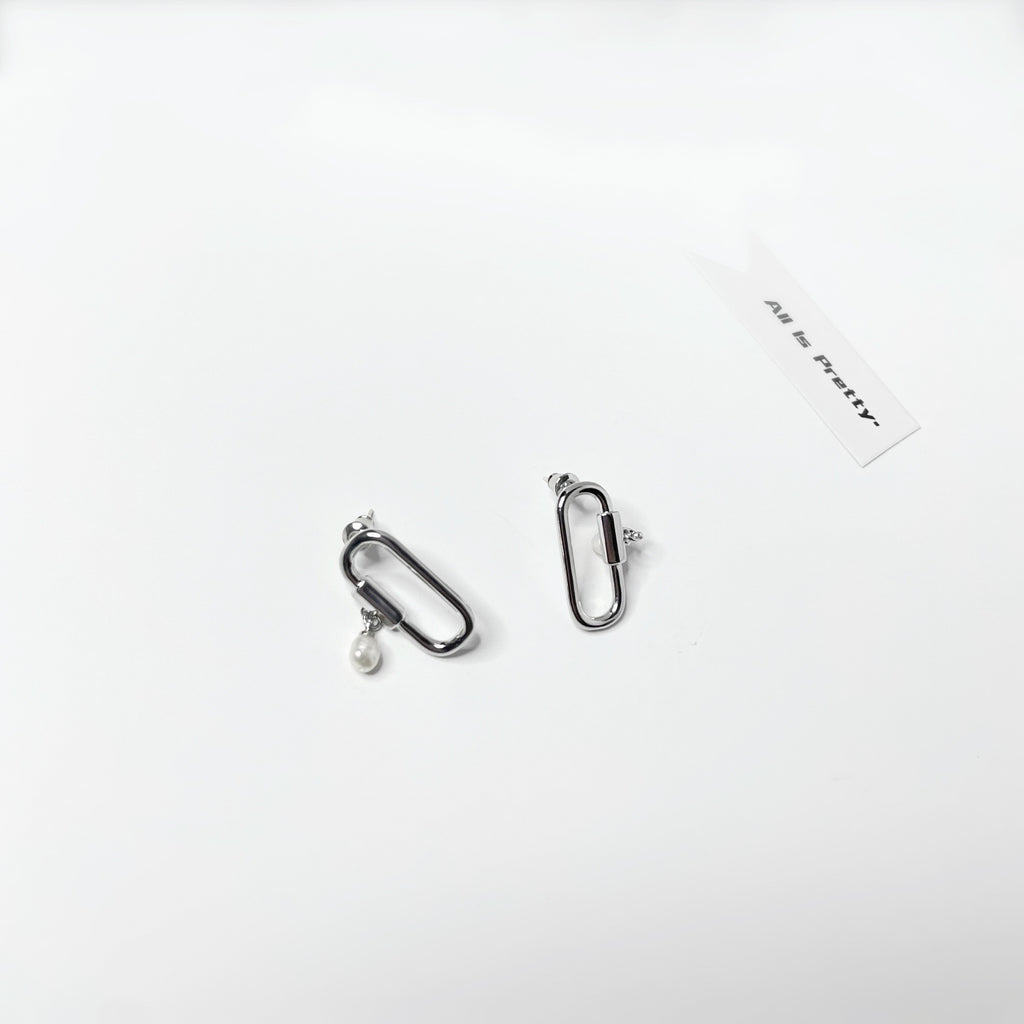 Stylish link studded earrings