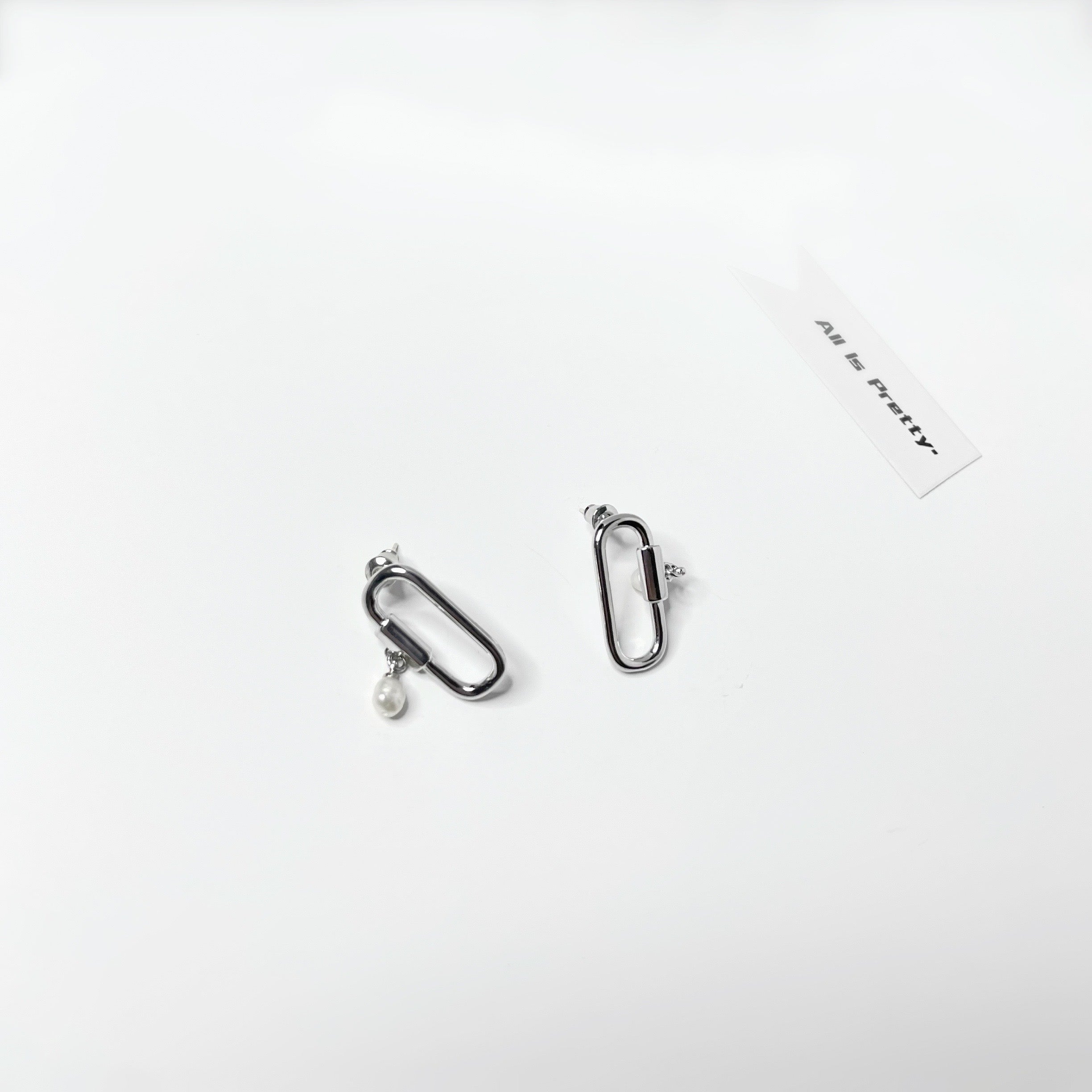 Stylish link studded earrings