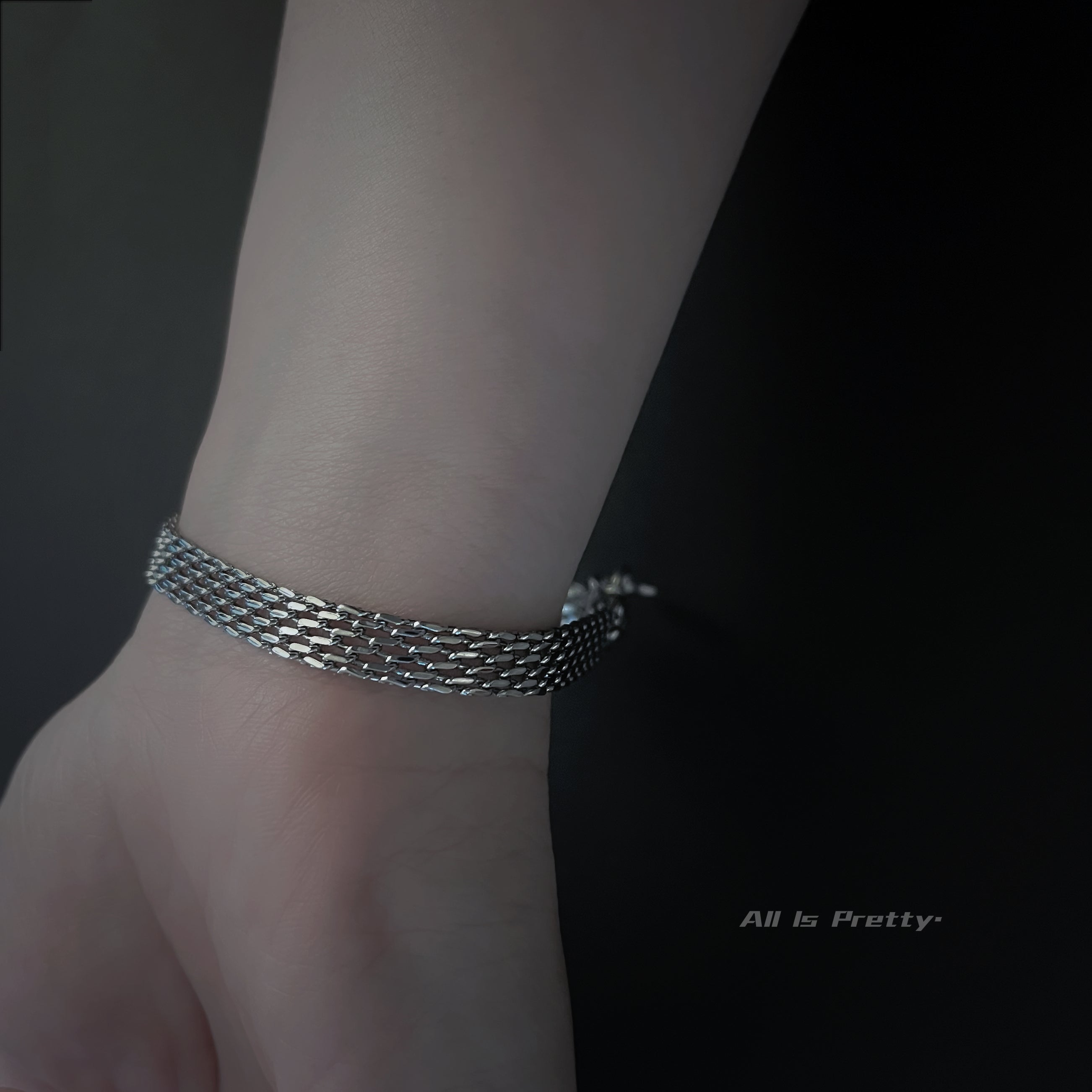 Linked herringbone chain bracelet