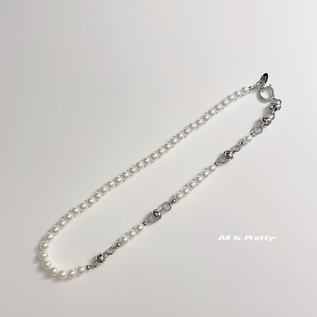 Pearl linked necklace