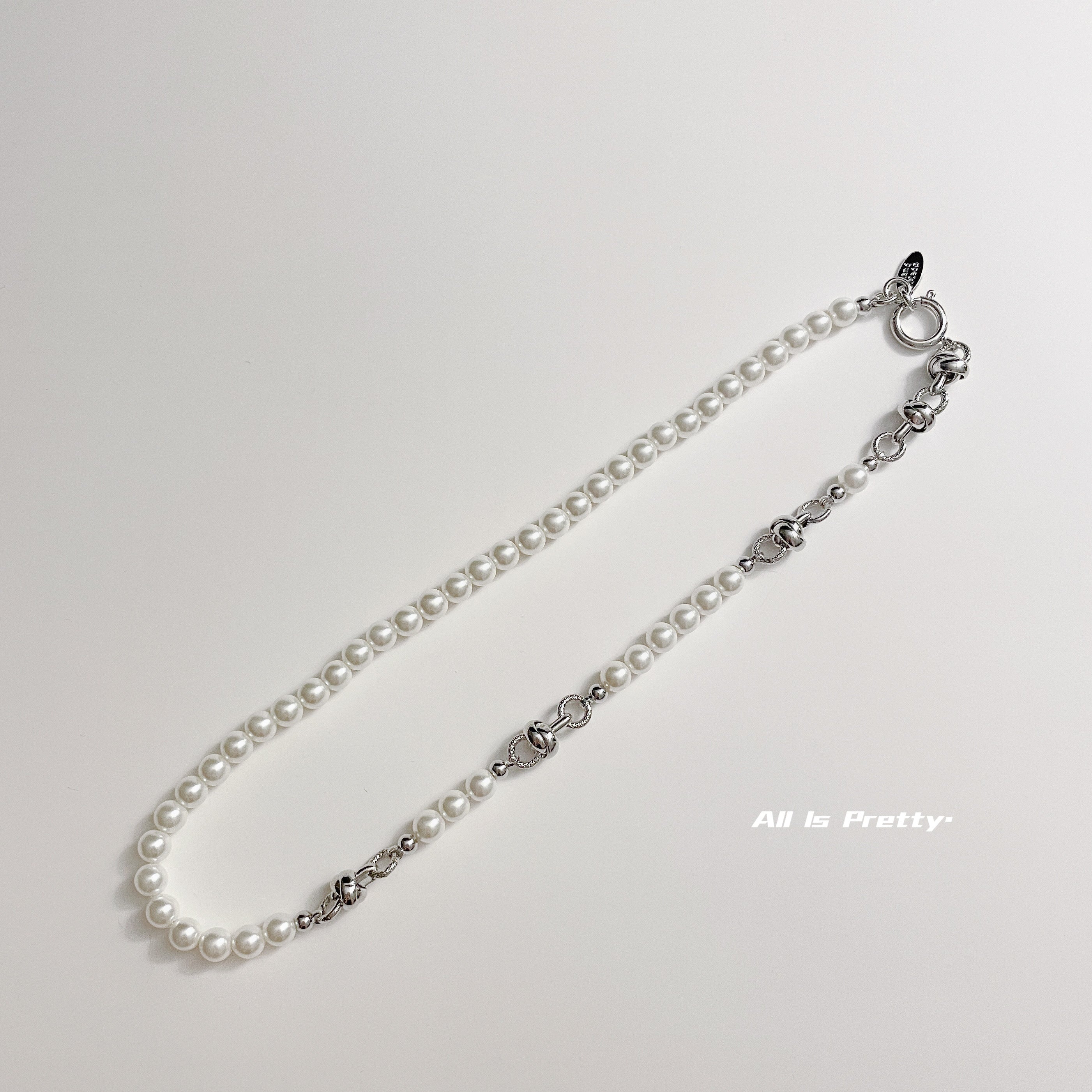 Pearl linked necklace