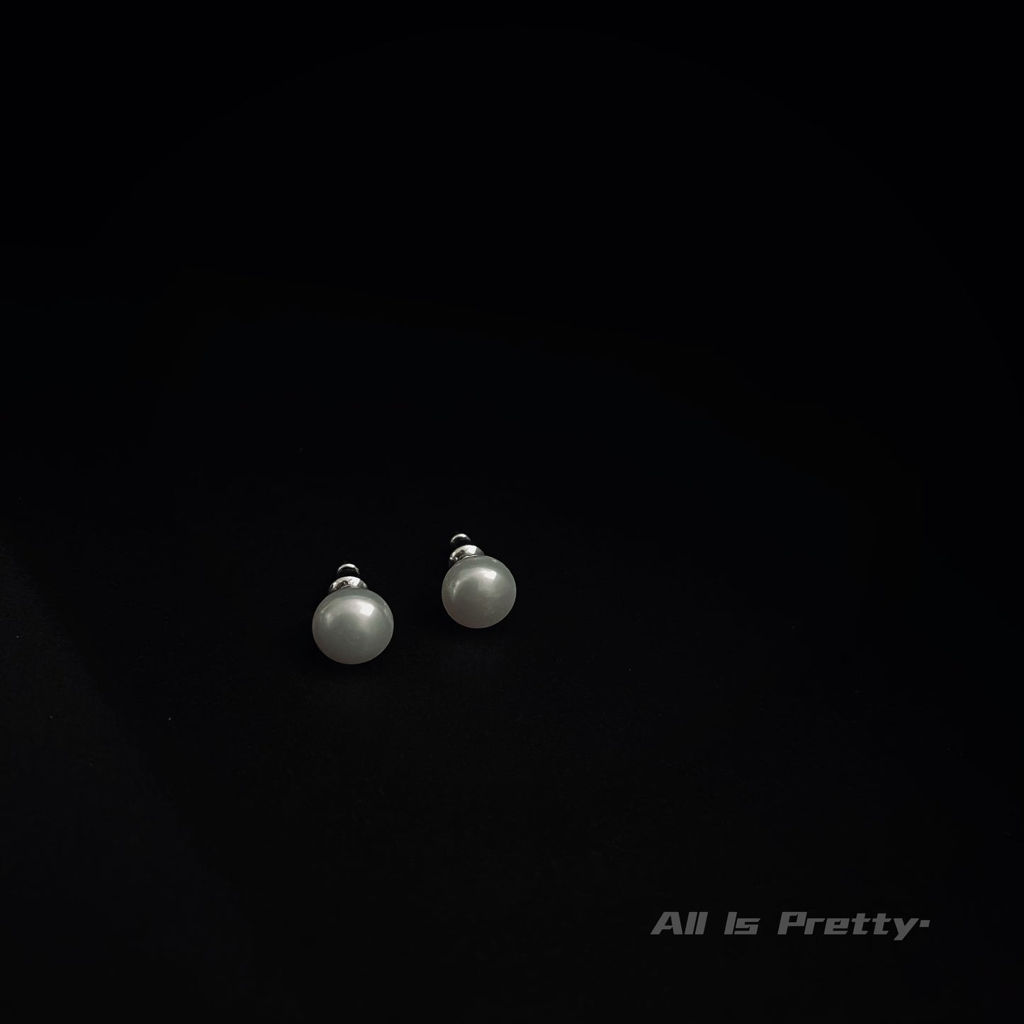 Freshwater pearls stud earrings