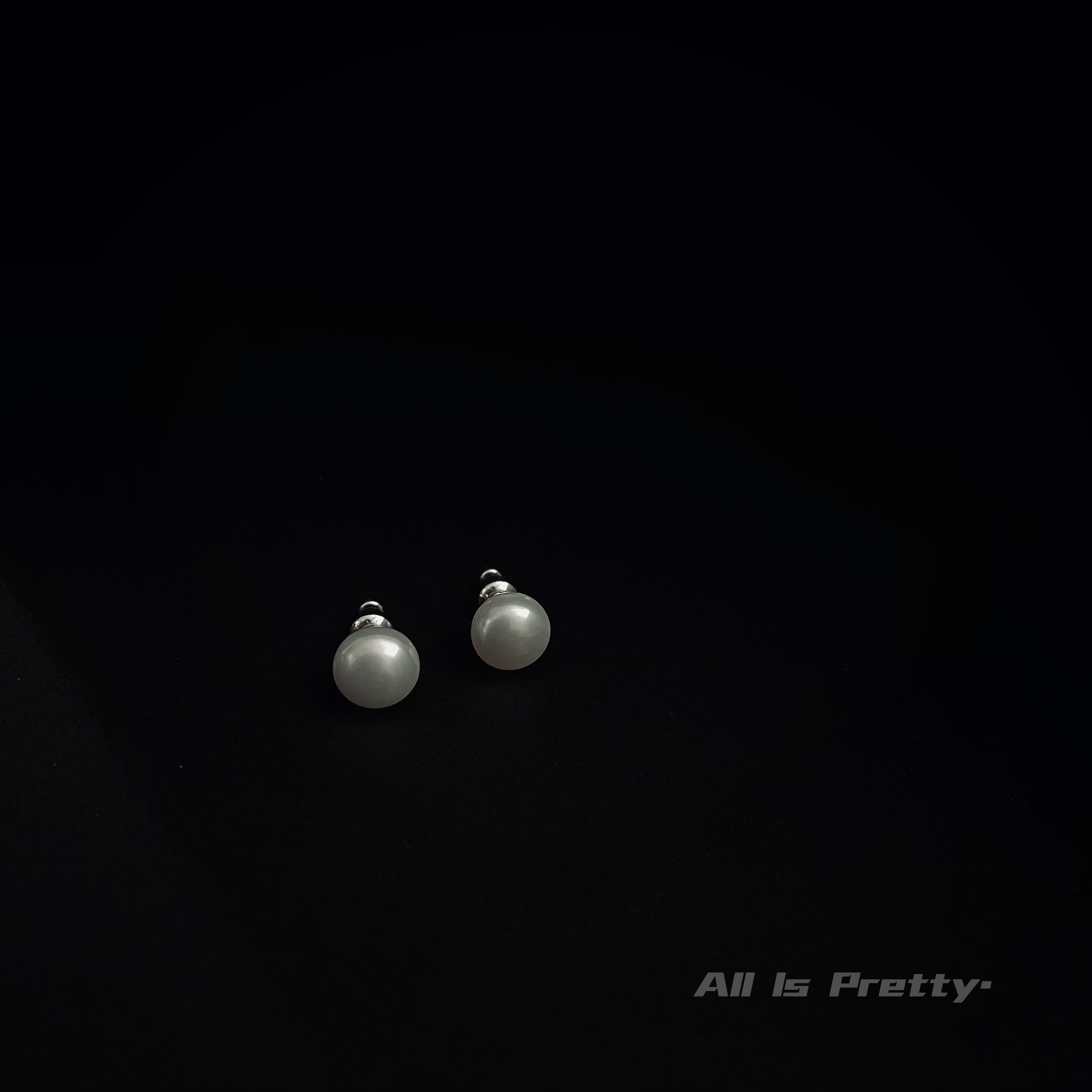 Freshwater pearls stud earrings