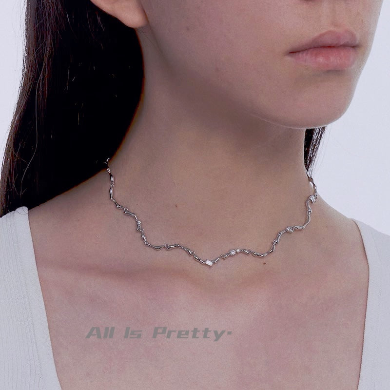 Wave patterns shiny chain necklace