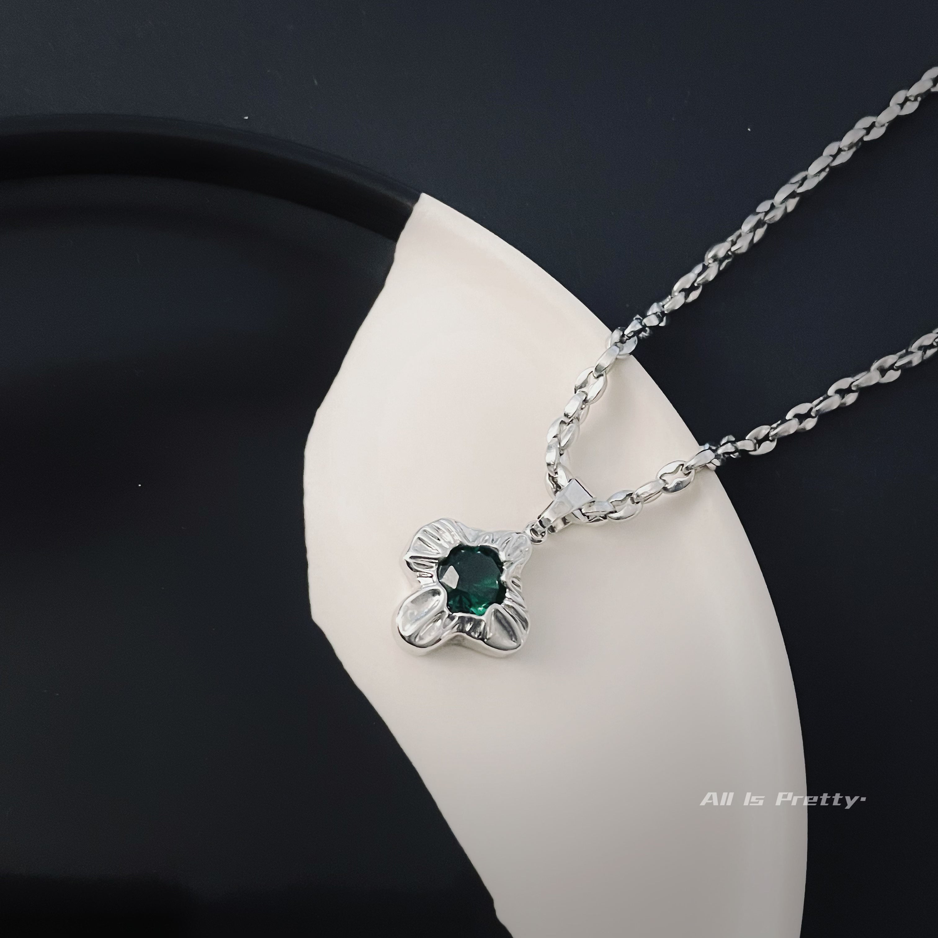 Sculpture pendant chain necklace