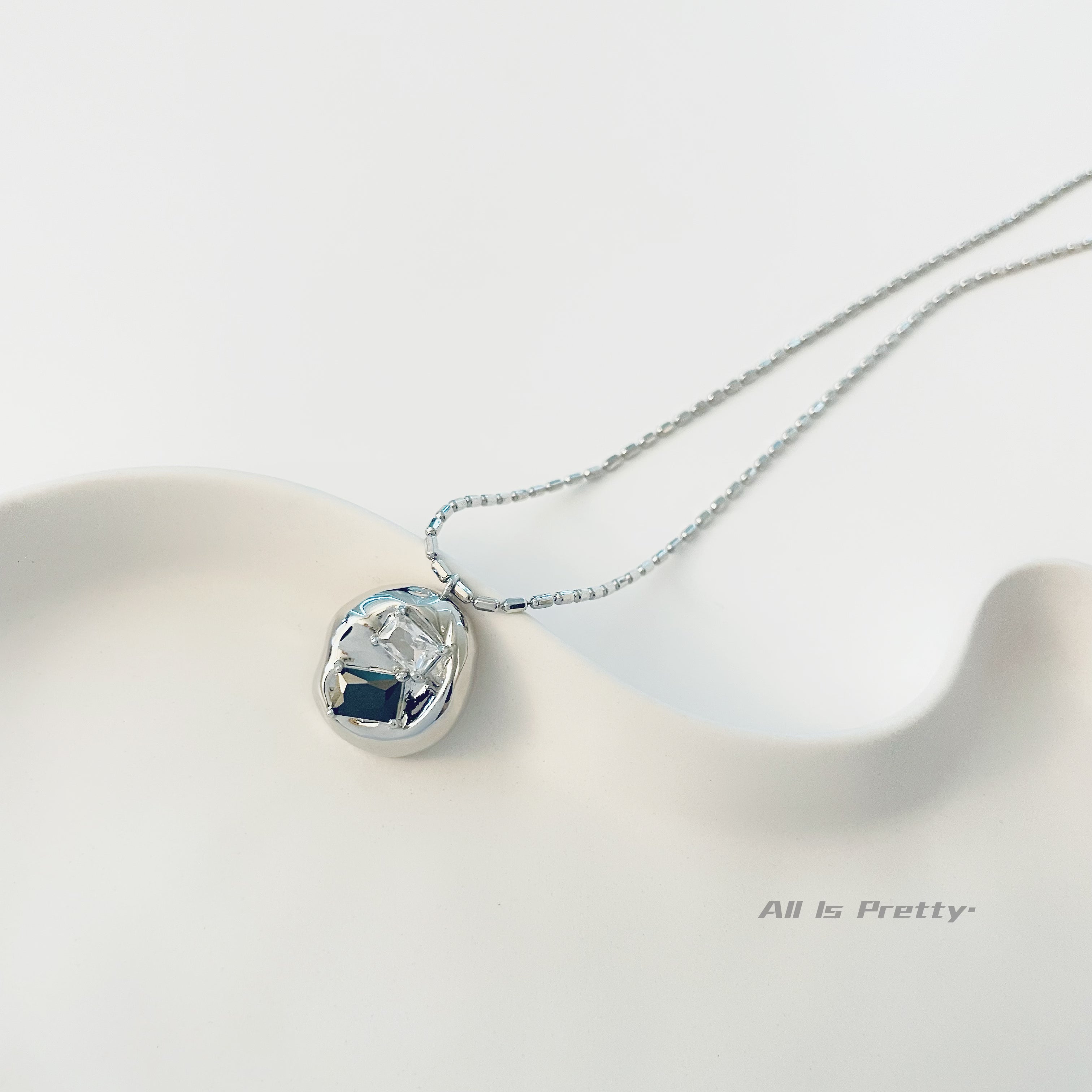 Crystal pendant necklace