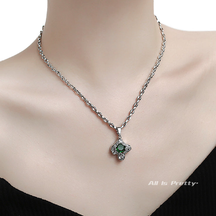 Sculpture pendant chain necklace