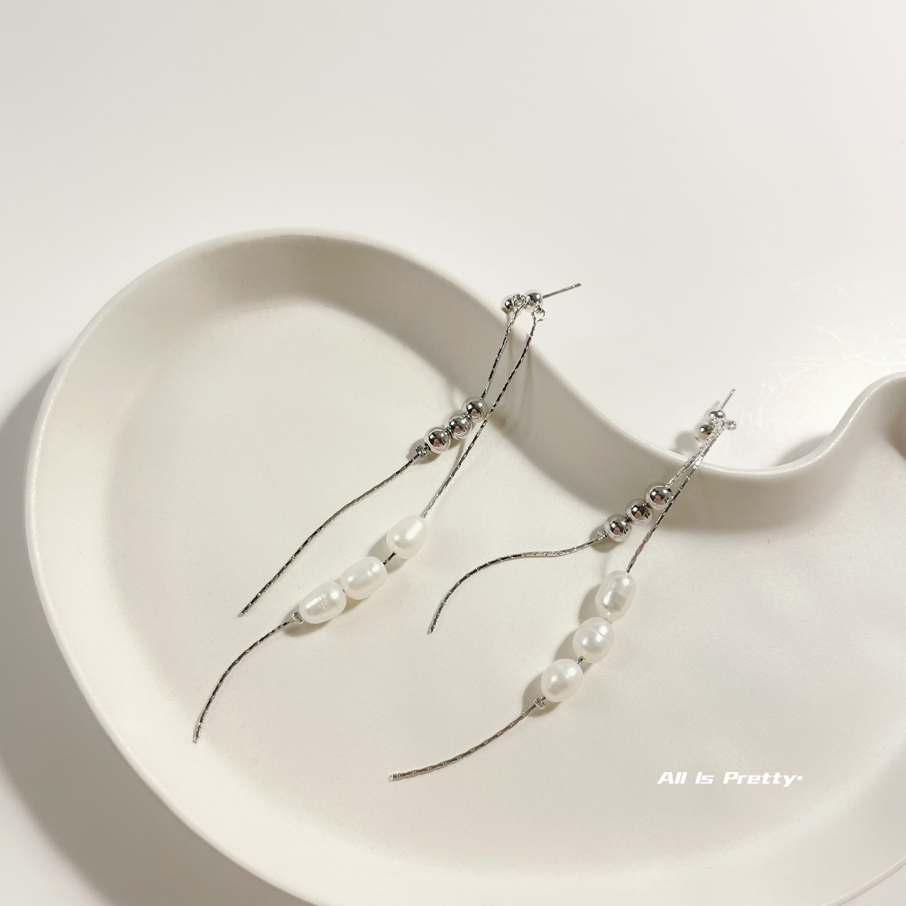Pearls dropped earrings