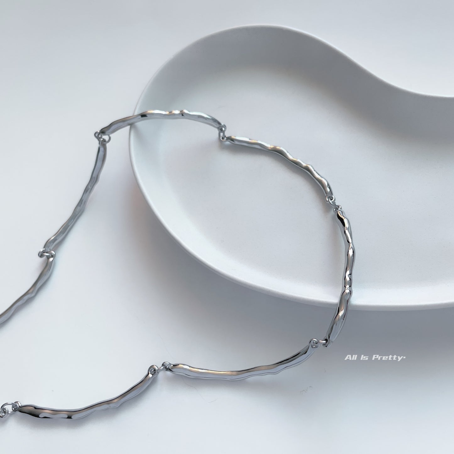Irregular link chain necklace