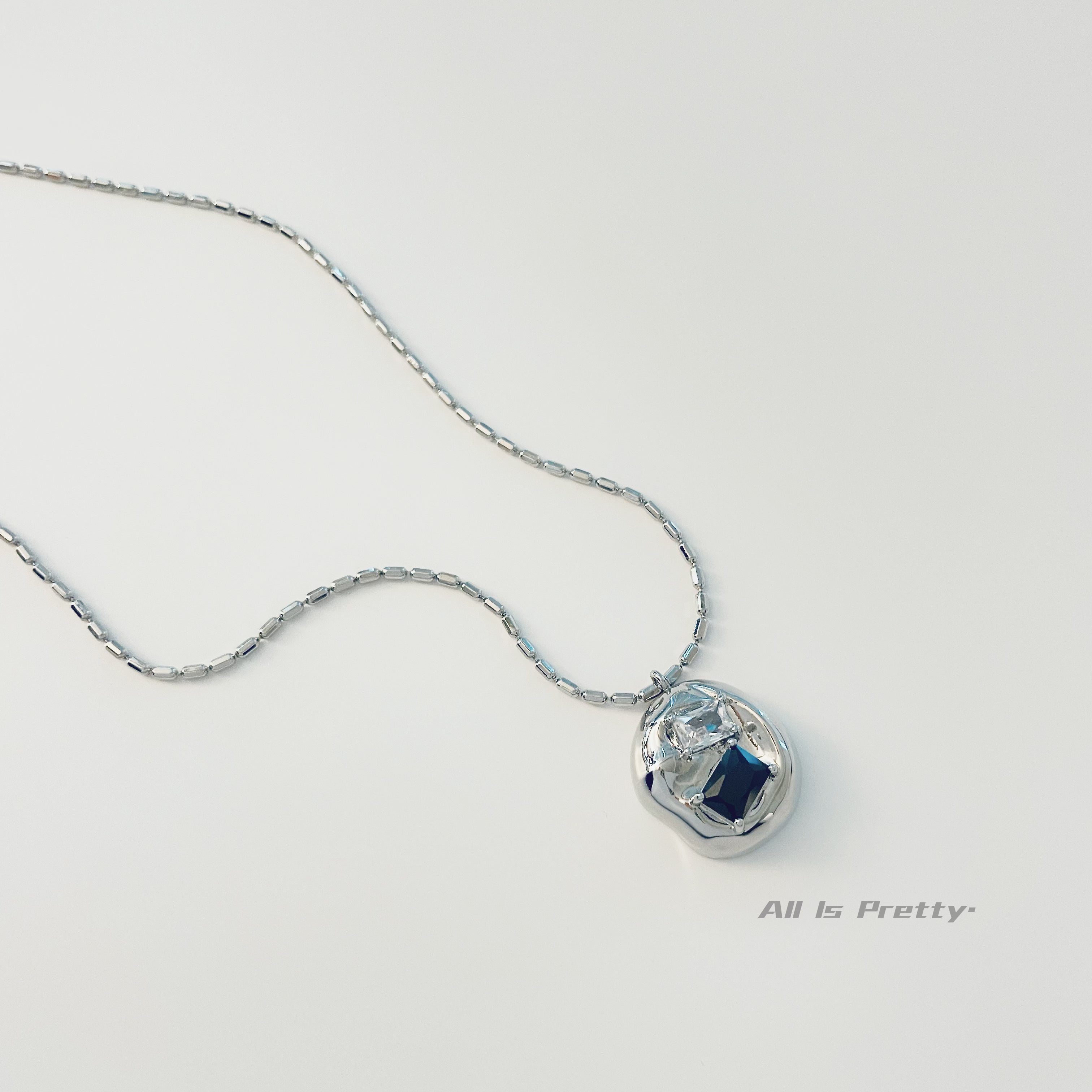 Crystal pendant necklace