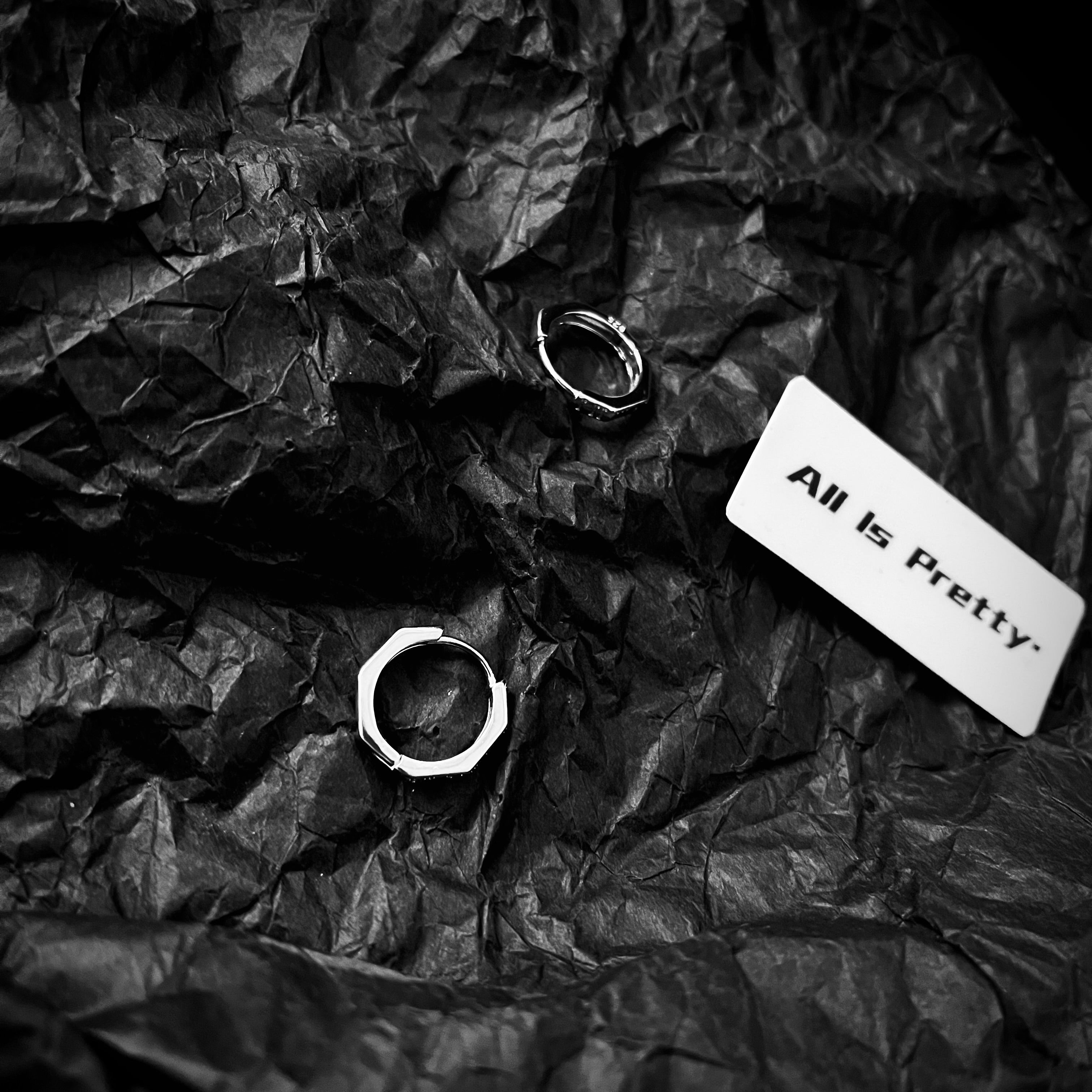 Carved letter mini hoop silver earring(single)