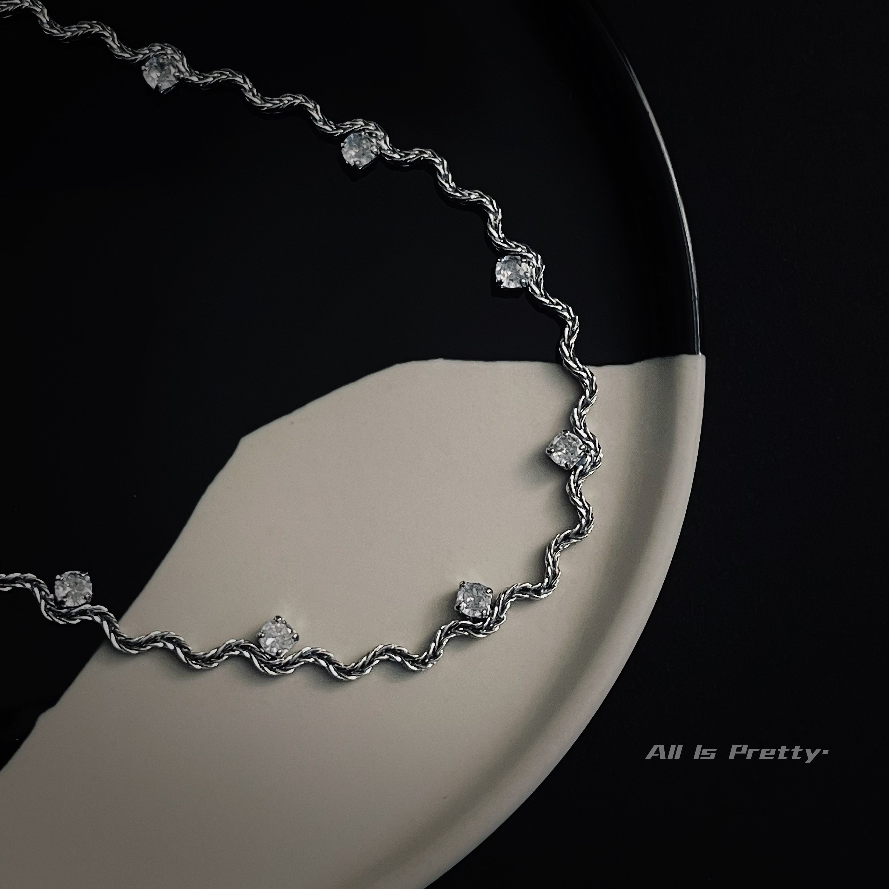 Wave pattern chain necklace