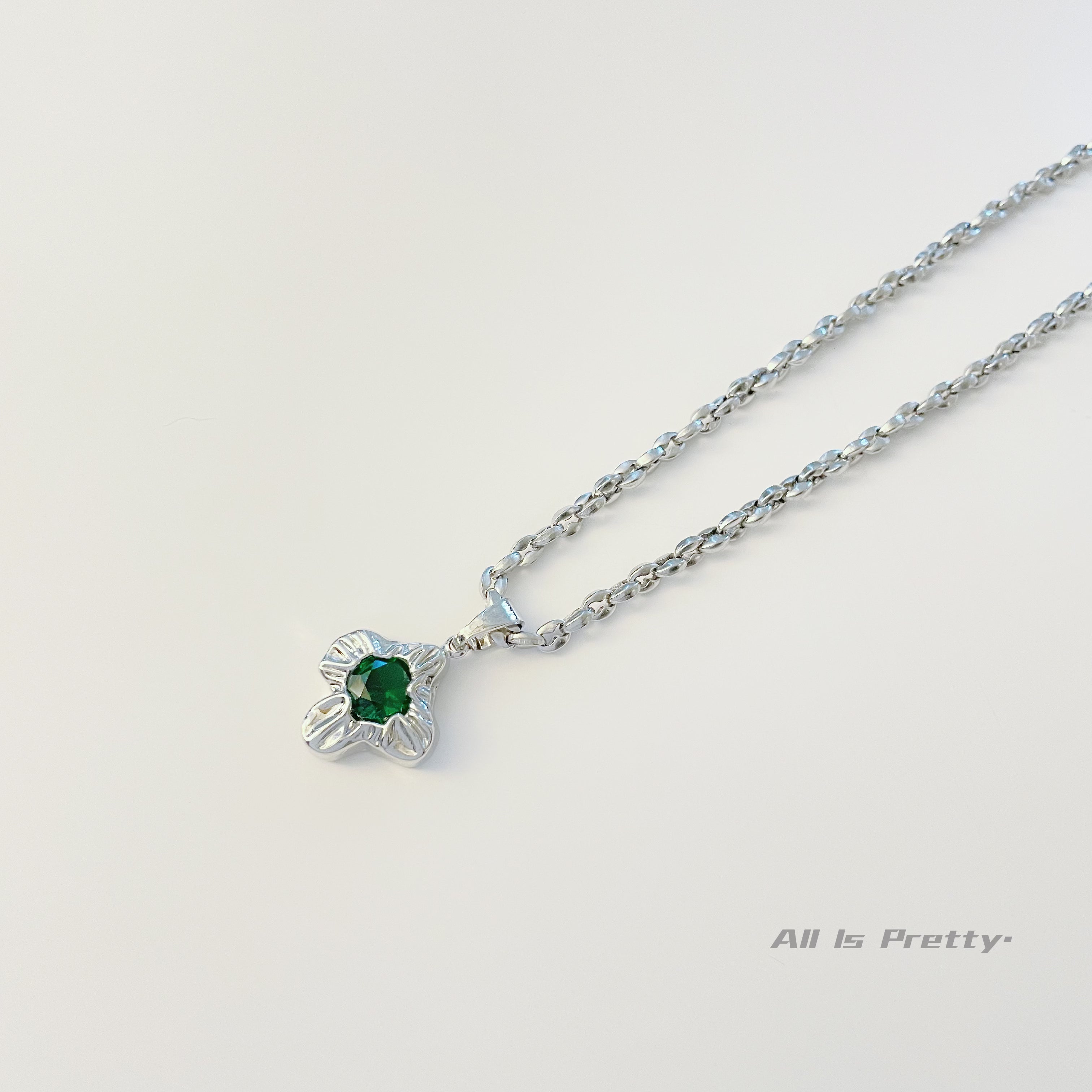 Sculpture pendant chain necklace
