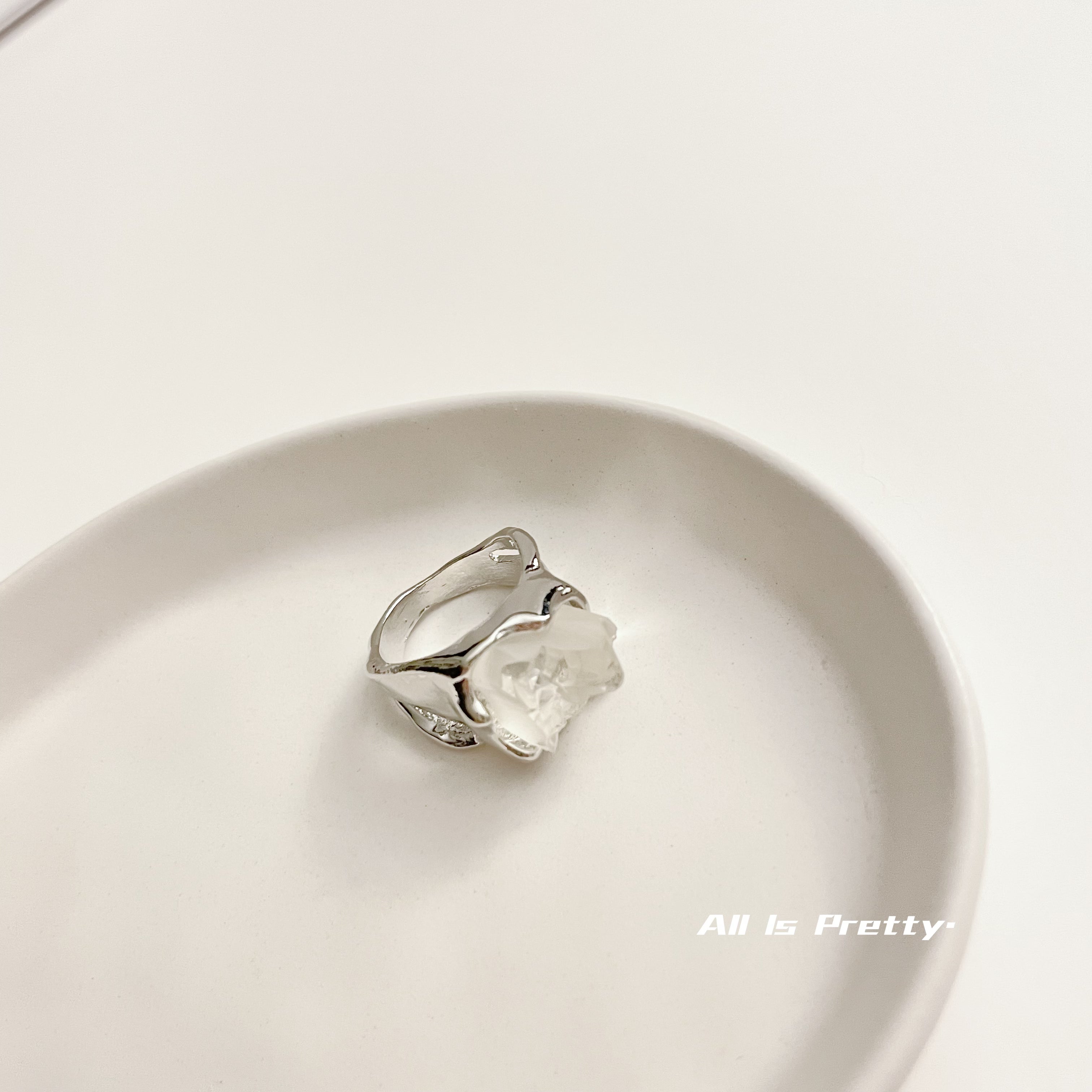 Stylish crystal ring