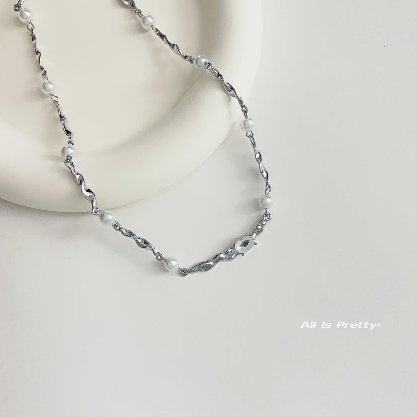 Linked chain pearl necklace