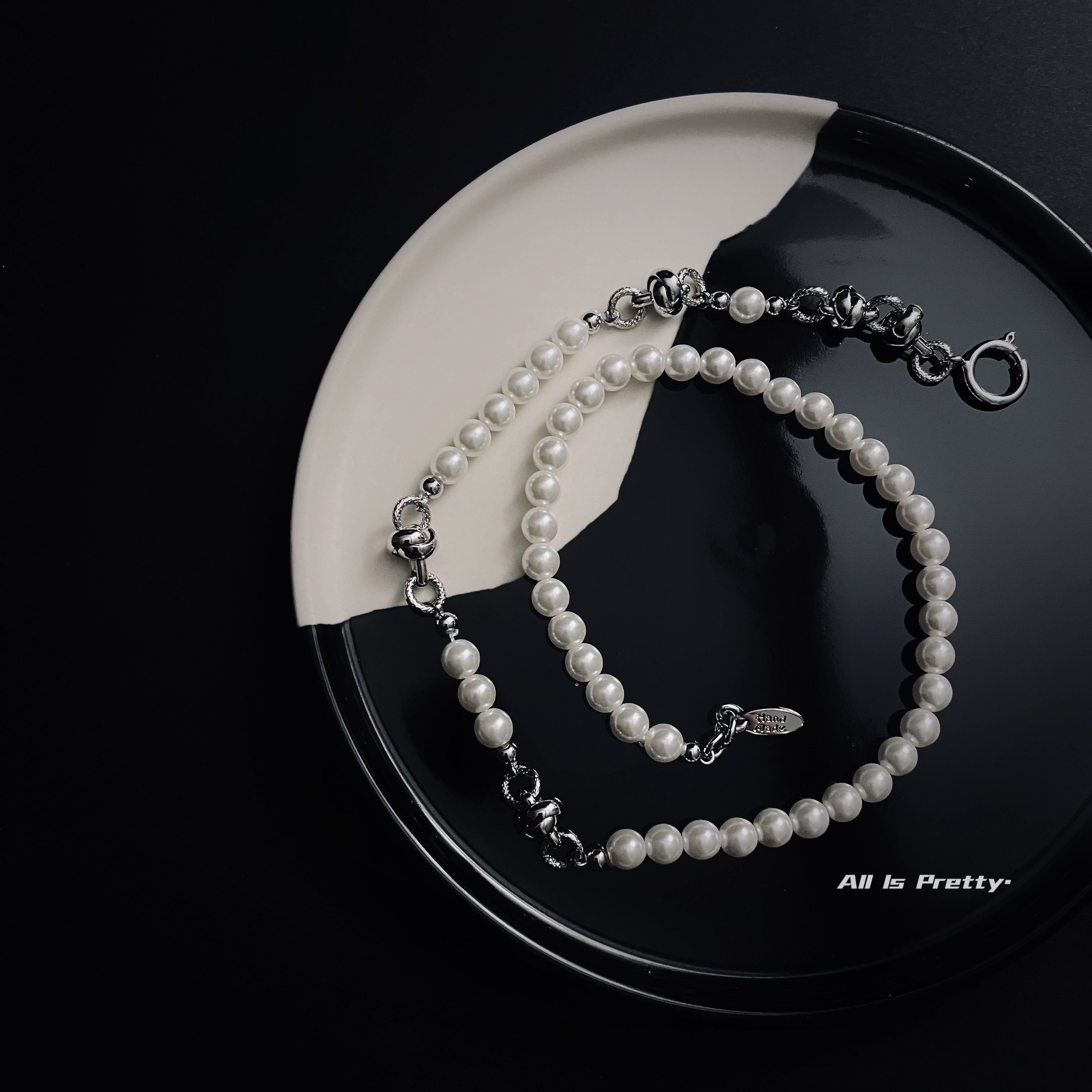 Pearl linked necklace