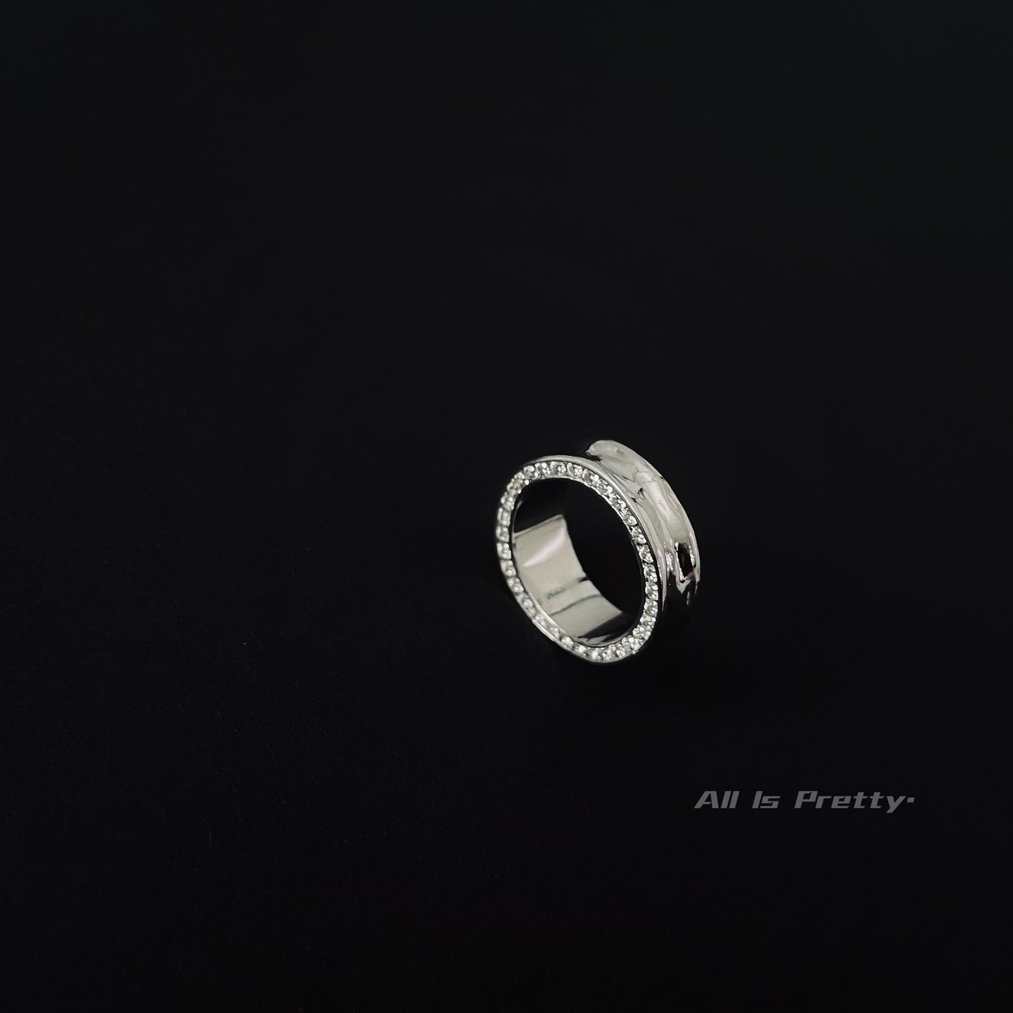 Crystal textured band ring