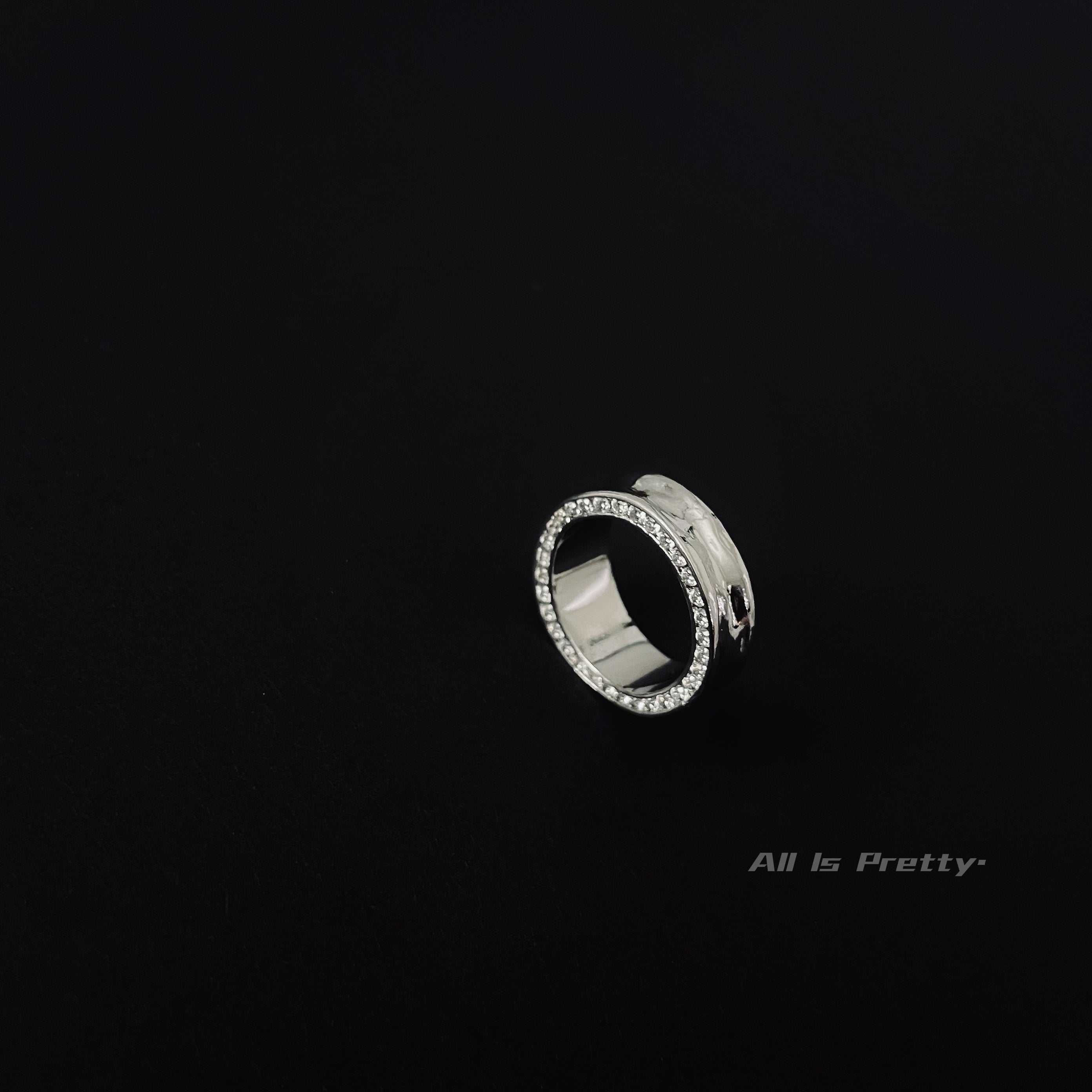Crystal textured band ring
