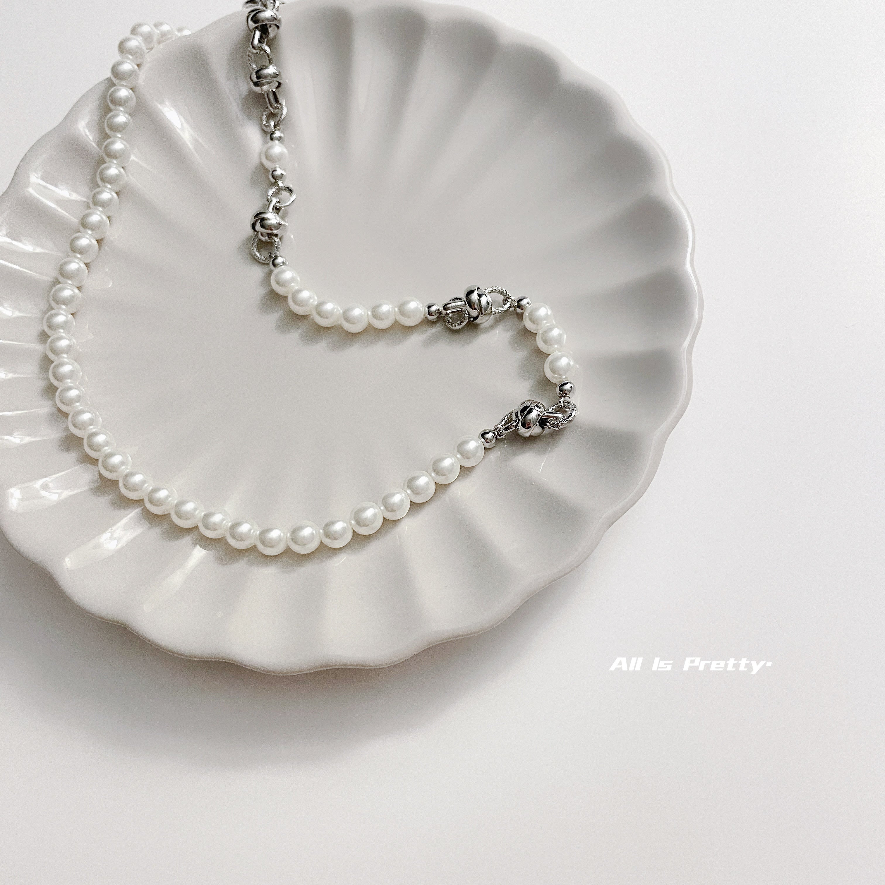 Pearl linked necklace