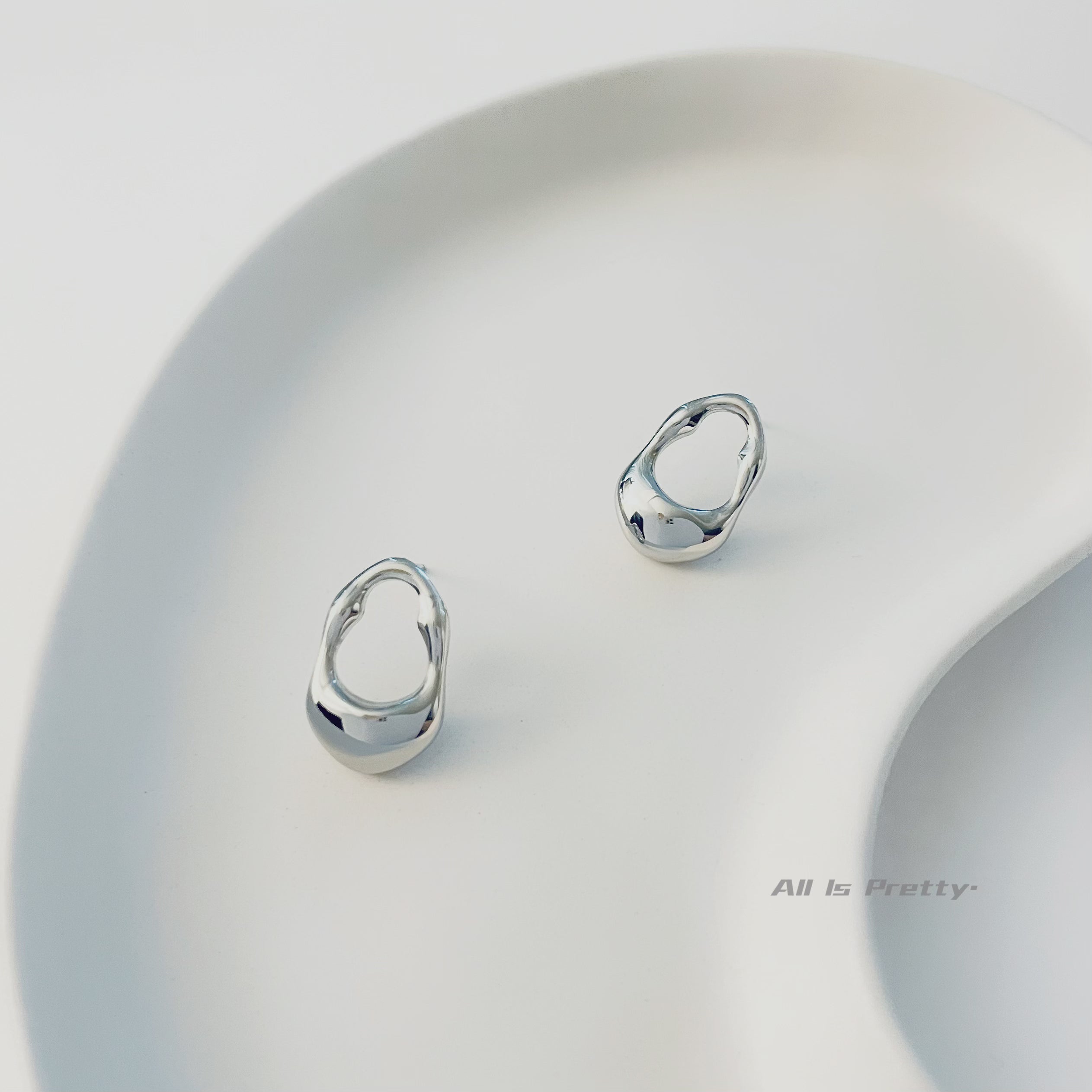 Minimalist style stud earrings