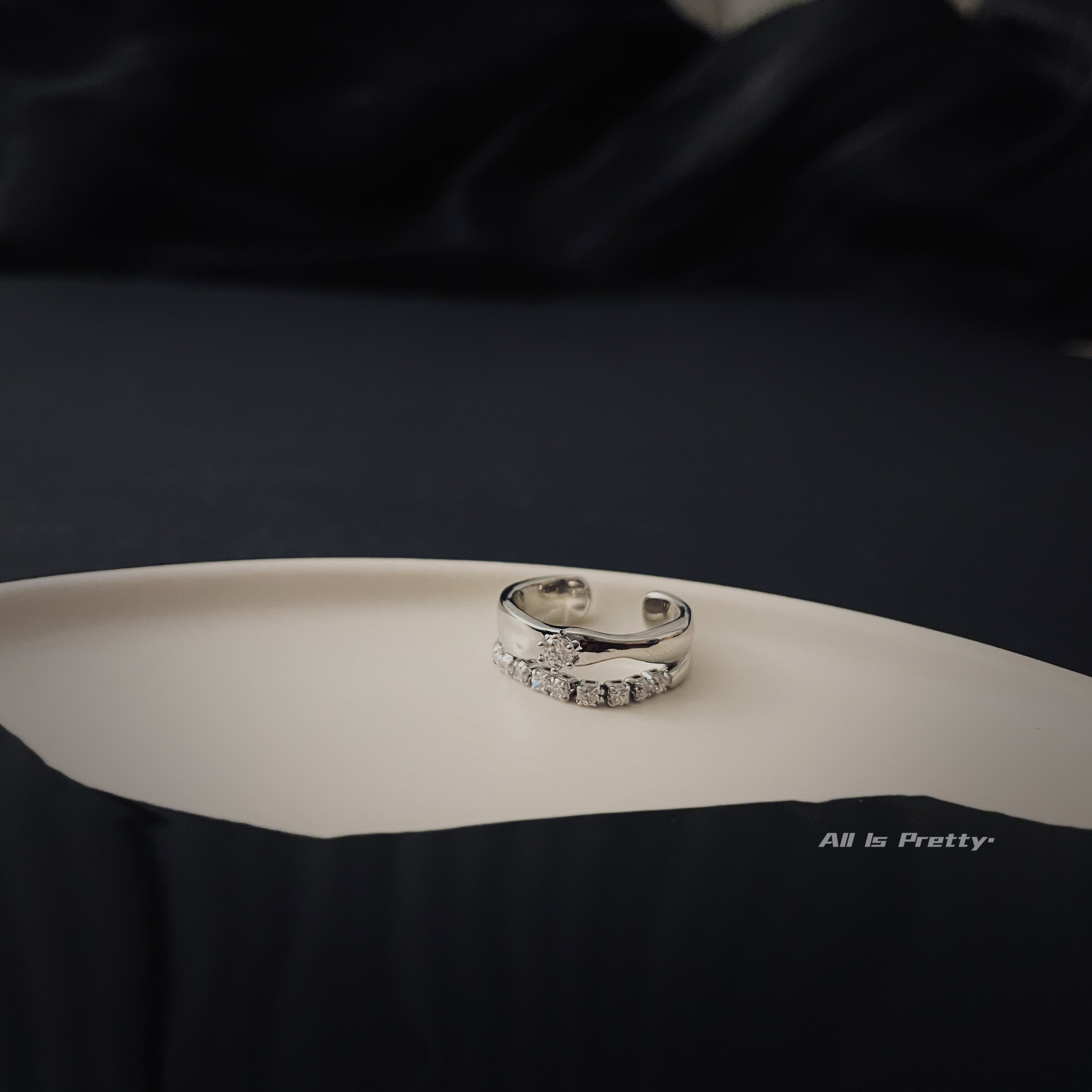 Zirconia chain gold plated ring