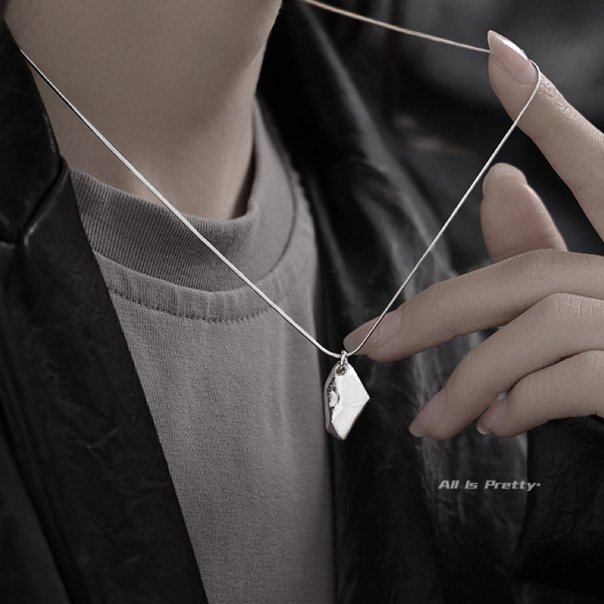 Geometric shape pendant necklace