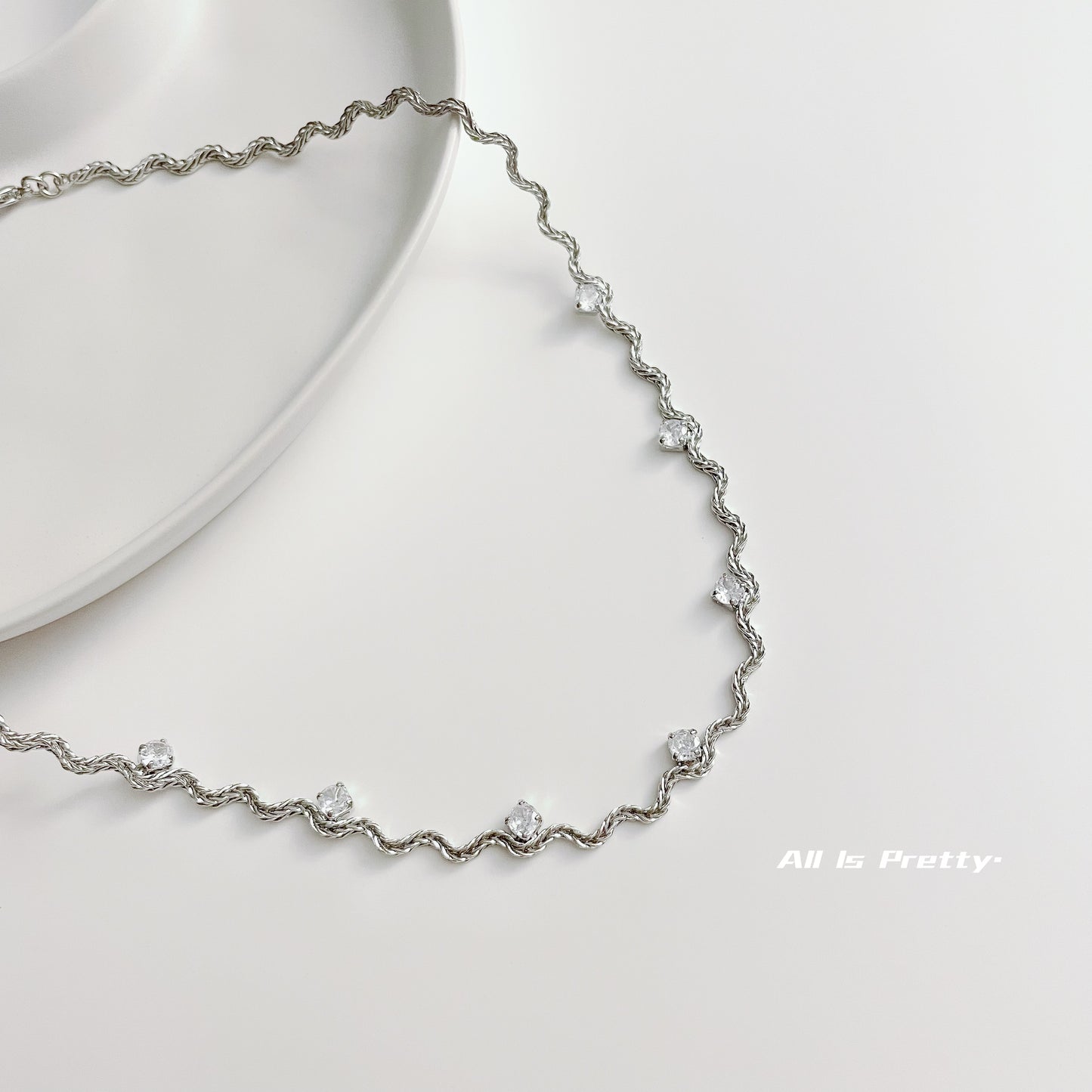 Wave pattern chain necklace