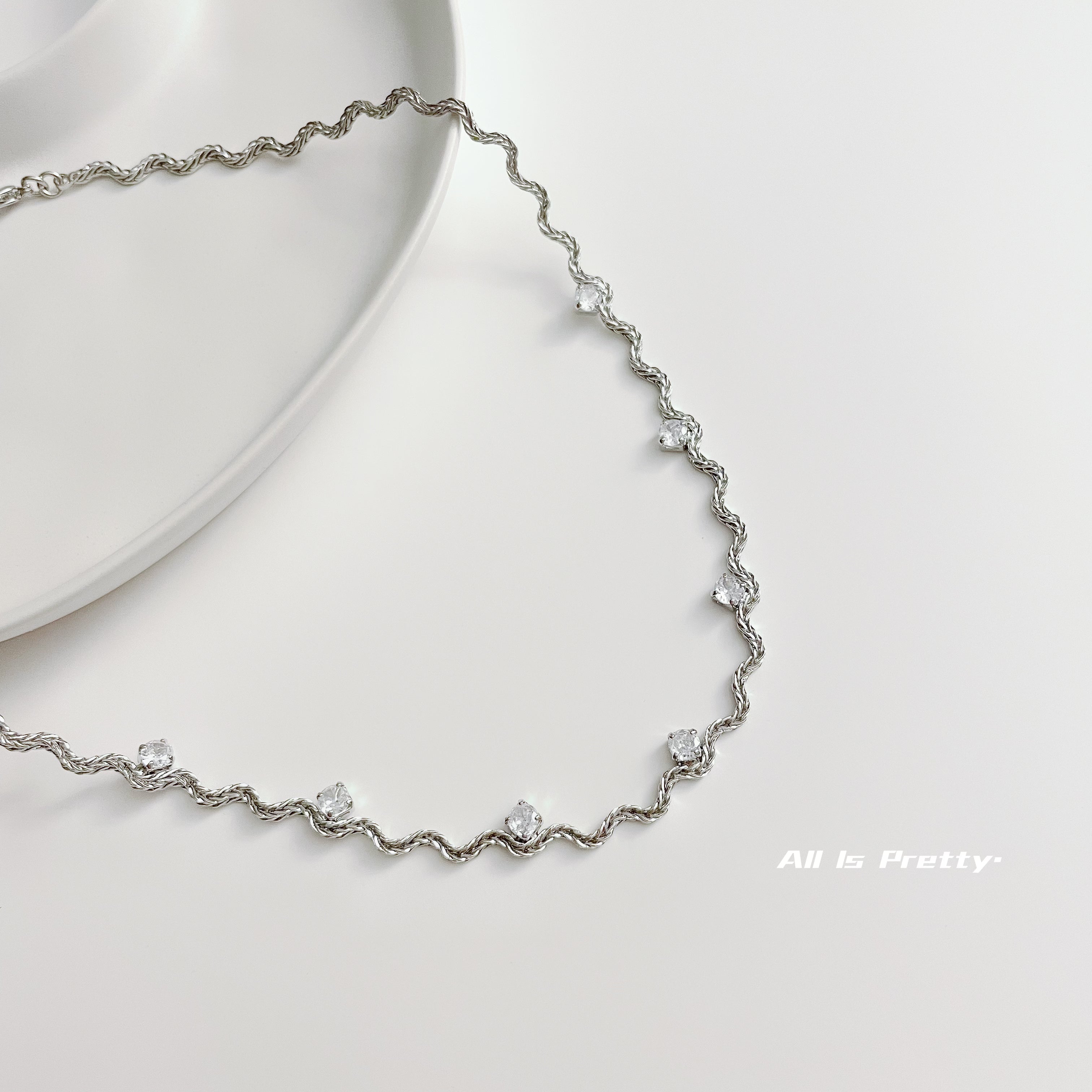 Wave pattern chain necklace